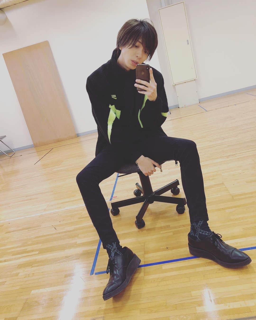 丸山龍星さんのインスタグラム写真 - (丸山龍星Instagram)「先生が座ってた椅子ってなんか座りたくなったよね  #nike #bigswoosh #supreme #hm #ladmusician」11月26日 17時21分 - ryusei_maruyama