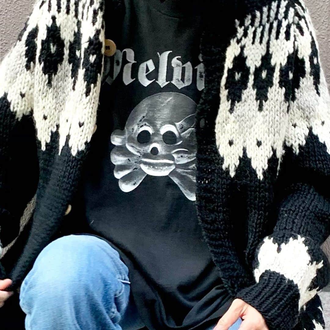 ジャムルさんのインスタグラム写真 - (ジャムルInstagram)「90's Melvins ¥20000+tax .  1980年代初頭に結成、シアトル周辺で活動を開始したバンド、メルヴィンズ。 フロントマンのバズ・オズボーンを中心にヘヴィで攻撃的なサウンドは 90年代以降のグランジ・シーンにも多大な影響を与えました。  ニルヴァーナのカート・コバーンも彼等の大ファンだった事は有名な話。  こちらはスカルをモチーフにしたナイスグラフィックな1枚。 しかもインクの重ね塗りだけで立体的に見せるギミックの効いたデザイン！ .  見かける事すら少ないメルヴィンズのTシャツ、この機会に是非！ .  WEB SHOPに入荷しております。 是非ご覧ください。 jammru.com  #お問い合わせはお電話で承ります #jammru#jammru_tee#melvins#vintagetshirt #vintagetee#bandtee #osaka  #fashion  #streetstyle  #streetfashion  #vtg  #vintage  #used  #usedclothing  #古着 #古着屋 #ファッション #70s #80s #90s #ご来店の際はマスクの着用をお願い致します」11月26日 17時31分 - jammru