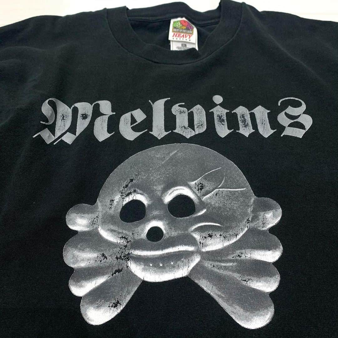 ジャムルさんのインスタグラム写真 - (ジャムルInstagram)「90's Melvins ¥20000+tax .  1980年代初頭に結成、シアトル周辺で活動を開始したバンド、メルヴィンズ。 フロントマンのバズ・オズボーンを中心にヘヴィで攻撃的なサウンドは 90年代以降のグランジ・シーンにも多大な影響を与えました。  ニルヴァーナのカート・コバーンも彼等の大ファンだった事は有名な話。  こちらはスカルをモチーフにしたナイスグラフィックな1枚。 しかもインクの重ね塗りだけで立体的に見せるギミックの効いたデザイン！ .  見かける事すら少ないメルヴィンズのTシャツ、この機会に是非！ .  WEB SHOPに入荷しております。 是非ご覧ください。 jammru.com  #お問い合わせはお電話で承ります #jammru#jammru_tee#melvins#vintagetshirt #vintagetee#bandtee #osaka  #fashion  #streetstyle  #streetfashion  #vtg  #vintage  #used  #usedclothing  #古着 #古着屋 #ファッション #70s #80s #90s #ご来店の際はマスクの着用をお願い致します」11月26日 17時31分 - jammru