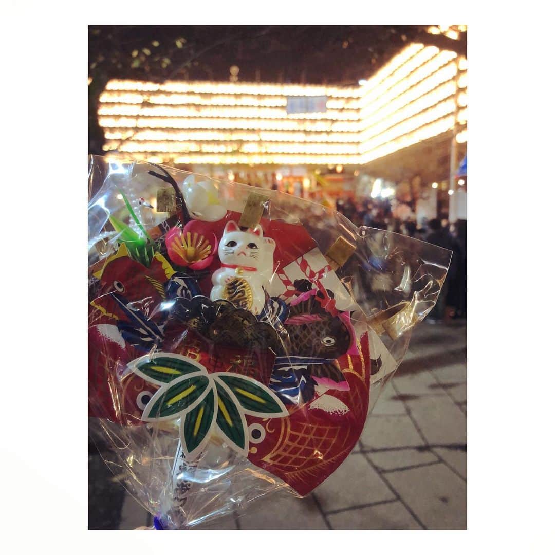 のインスタグラム：「花園神社 酉の市。 ぶらり寄り道。 人生初のミニ熊手をゲットしました😊 . . #花園神社酉の市 #熊手 #商売繁盛」