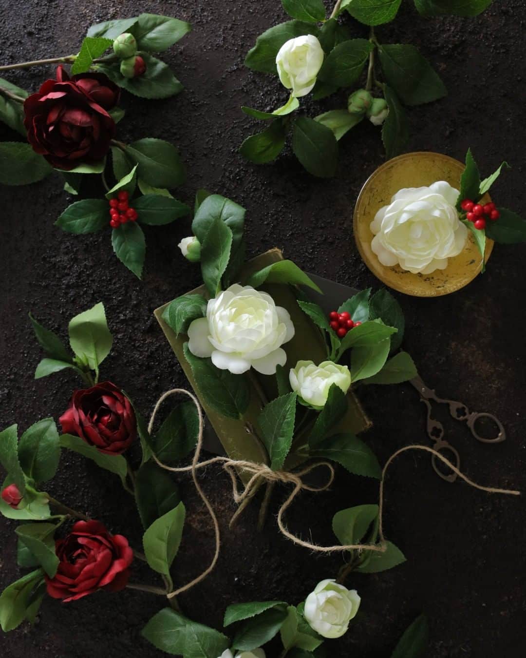 東京堂アーティフィシャルフラワーMAGIQのインスタグラム：「・ 【アーティフィシャルで季節を迎える】 ～Ｗinter Color Flower 🎍 NewYear (ウィンターカラーフラワー🎍正月）～ ・ FJ1920-1.3　みやこおとめ椿 FJ2306　千両ミニピック	 ・ ・ 【ジョイフル クリスマス🎄キャンペーン】開催中！ 期間:2020年11月2日(月)〜11月30日(月) 入賞→ ６名 発表→ 12月3日(木) 、4日（金） ・ ●テーマ 【クリスマス🎅】の写真を投稿してください。 ・ 応募は簡単！ 以下参加方法にて、どなたでも参加OKです。 ◎参加方法 ① @magiq.jp をフォロー ② #magiqクリスマス2020 をタグ付けて投稿して下さい！ ・ 皆さまのご参加をお待ちしております！！ ・ ・ #MAGIQ #MAGIQのある暮らし #TOKYODO #東京堂 #アーティフィシャルフラワー #アーティフィシャル #アートフラワー #造花  #フェイクフラワー  #フェイクグリーン #花 #花のある暮らし #花のある生活 #花好きな人と繋がりたい #花を飾る #インテリア #インテリアフラワー  #フラワーデザイン #フラワーアレンジメント #フラワーアレンジ #アレンジメント #artificial #artificialflower #flowerofinstagram #flowersoninstagram #花藝 #꽃스타그램 #조화 #クリスマス」
