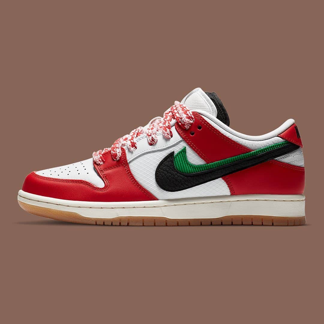 HYPEBEASTさんのインスタグラム写真 - (HYPEBEASTInstagram)「@hypebeastkicks: Check out the upcoming @selectshopframe x @nikesb Dunk Low. The low-profile iteration is primarily composed of white and red hues, the former appearing on the tumbled leather toe box, heel underlay, and ripstop quarter paneling, while the latter coats the overlay and heightened heel panel. A doubled down Swoosh and tongue round out the look. Stay tuned for official release details. ⁠⠀ Photo: @nike」11月26日 17時31分 - hypebeast