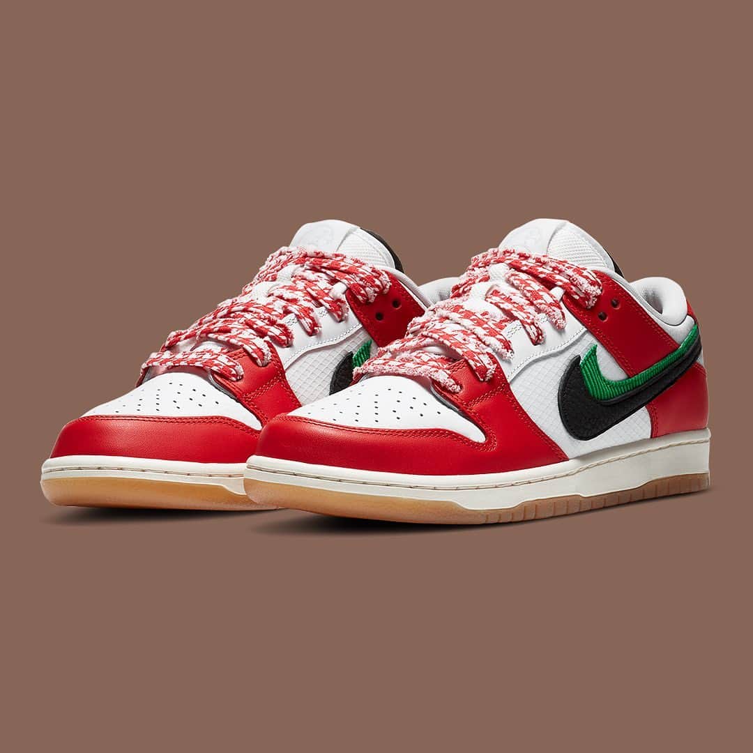 HYPEBEASTさんのインスタグラム写真 - (HYPEBEASTInstagram)「@hypebeastkicks: Check out the upcoming @selectshopframe x @nikesb Dunk Low. The low-profile iteration is primarily composed of white and red hues, the former appearing on the tumbled leather toe box, heel underlay, and ripstop quarter paneling, while the latter coats the overlay and heightened heel panel. A doubled down Swoosh and tongue round out the look. Stay tuned for official release details. ⁠⠀ Photo: @nike」11月26日 17時31分 - hypebeast