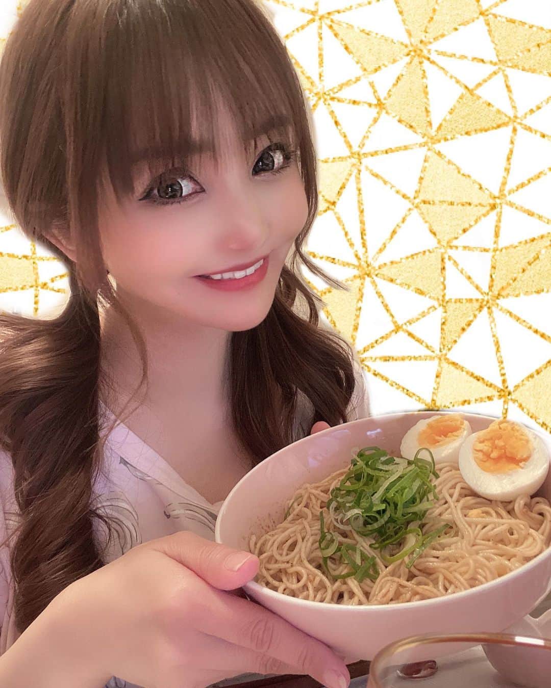 のインスタグラム：「前から気になってた海外でも人気でTVでも紹介されてる台湾の本格台湾まぜそば🍜　@laomanoodle.jp  を食べてみました♬  天然素材を使用し添加物は一切なくて無添加で老媽拌麵は台湾発の汁なし麺（まぜそば）なの😃✨  しかもインスタントなのに麺がもちっりですごい❣️ピリ辛で食べやすくて作り方も簡単だしお家で本場の台湾料理が簡単に食べれちゃうからおススメ♬  お家ですぐに台湾🇹🇼気分を味わえちゃうよ🤗♡  #ラオマバンメン #汁なし麺 #まぜそば #台湾 #台湾グルメ #インスタントラーメン #坦々麺 #pr#ラーメン#ラーメン女子#焼きそば#麺スタグラム#グルメ#japanesegirl#followme #instadaily#instalike#igers #selfie#instagood」