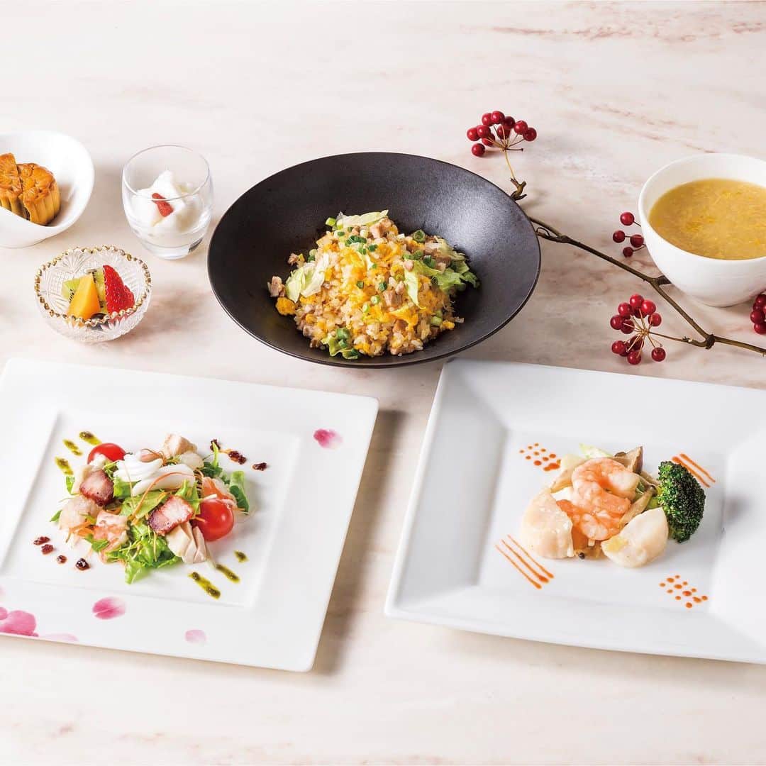 ヒルトン東京ベイ Hilton Tokyo Bayさんのインスタグラム写真 - (ヒルトン東京ベイ Hilton Tokyo BayInstagram)「11月30日（月）より、中国料理「王朝」は、月曜日の営業を再開いたします✨  本日ご紹介するのは、平日限定の煌（ファン）ランチメニュー🥢  サラダ、スープ、ご飯・麺料理の他、メインディッシュは、シェフおすすめメニュー6品からお好きな1品をお選びいただけます😊💕  さらには、王朝特製杏仁豆腐などのデザートをお好きなだけお楽しみいただけるデザートビュッフェ付き🧁🍮🥮  2,400円（税金・サービス料別）のお得なランチメニューを是非ご賞味ください❣️  ゆったりとお寛ぎいただけるソファーシートや、個室のご用意もあるので、ご家族でのお集りからビジネスランチまで、幅広くご利用いただけます☺️  伝統的な上海料理をベースに、創造性豊かに革新を続けていく、王朝こだわりの逸品をご堪能ください👨‍🍳   「Go Toトラベルの地域共通クーポン」や、「千葉県Go To Eatキャンペーンプレミアム飲食券」をご利用いただけます💡  【中国料理「王朝」】 ●場所：ヒルトン東京ベイ　B1階 ●営業日：月金土日祝 ●営業時間：ランチ　月・金 11:30～14:00 / 土日祝 11:30～14:30　ディナー　17:30～21:30 ※写真はイメージです  #ヒルトン東京ベイ #ヒルトン #舞浜 #東京ディズニーリゾート #中華 #ランチ #ディナー #王朝 #再開 #レストラン #hiltontokyobay #hilton #maihama #tokyodisneyresort #japan #chinese #lunch #dinner #dynasty #reopen #restaurant」11月26日 17時33分 - hiltontokyobay