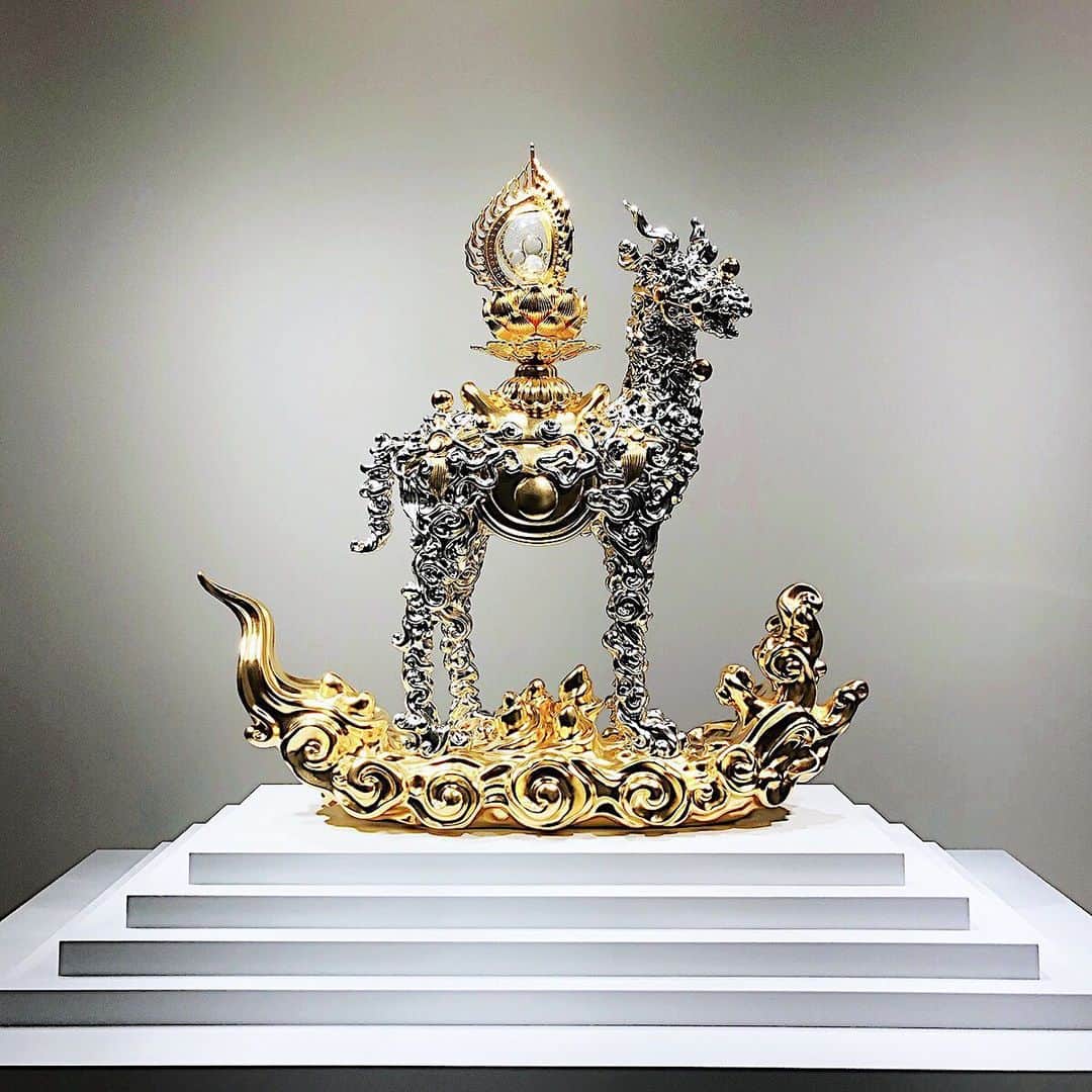 haconiwa / 箱庭のインスタグラム：「現在GYRE GALLERYで開催中の、彫刻家・名和晃平氏の個展「Oracle」。鎌倉時代の「春日神鹿舎利厨子」へのオマージュとして作られた新作、木彫漆箔仕上げの《Trans-Sacred Deer （g/p_cloud_agyo》は必見です！﻿ ﻿ 会期は2021年1月31日（日）までとなっていますので、感染対策等、入場の際の決まりごとをチェックして是非足を運んでみてくださいね。﻿ ﻿ また、haconiwaでは関東で開催されるイベントをピックアップした「今週末行きたいイベント」コーナーを毎週木曜日に公開しています！（関西版は隔週金曜日に公開）﻿ ﻿ こちらも是非お出かけの参考にしてみてください〜！﻿ ﻿—————————————————— Oracle﻿ 開催日：2020年10月23日（金）〜2021年1月31日（日）﻿ 開催時間：11:00〜20:00﻿ 開催場所・会場：GYRE GALLERY﻿ 東京都渋谷区神宮前5-10-1 GYRE 3F﻿ 入場料：無料﻿ ﻿ #Oracle#gyregallery #名和晃平#今週末行きたいイベント#展示 #exhibition#アート」