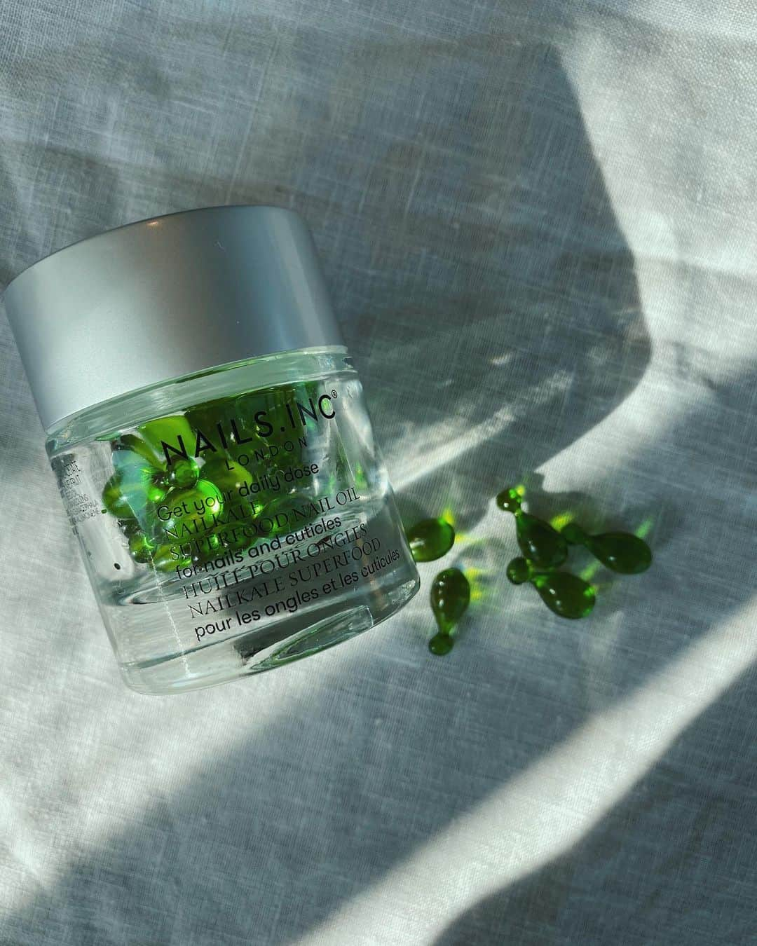 金子渚さんのインスタグラム写真 - (金子渚Instagram)「@nailsinc.jp のネイルオイル🦠  ケールエキス、セロリエキス🥬が配合されていてスーッと良い香りで一粒でたっぷり使えるから私は髪とかにも伸ばして使ってるよ！  この季節の爪まわりの乾燥に凄くいい🌿」11月26日 17時41分 - nagisakaneko