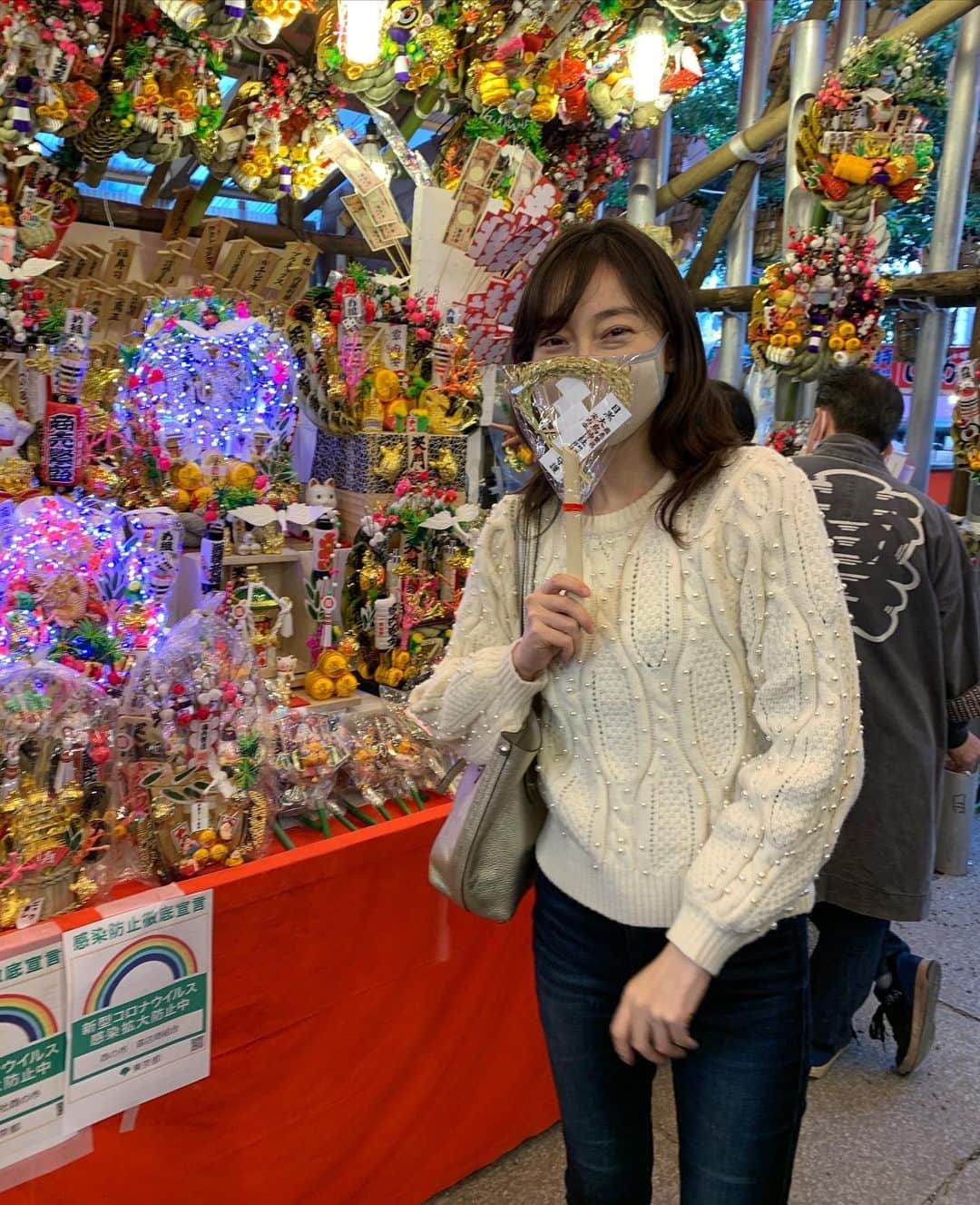小橋めぐみのインスタグラム：「酉の市へ。 入り口で検温と消毒があり、 密にならないように色々徹底されていました。 この華やかな熊手たちを見ていると 今年も終わりに近づいて来たなあと思います。 変わらぬ景色と、変わった景色。 ここからまた、コツコツと、 精進してまいります🌈 #酉の市  #笑う門には福来る」