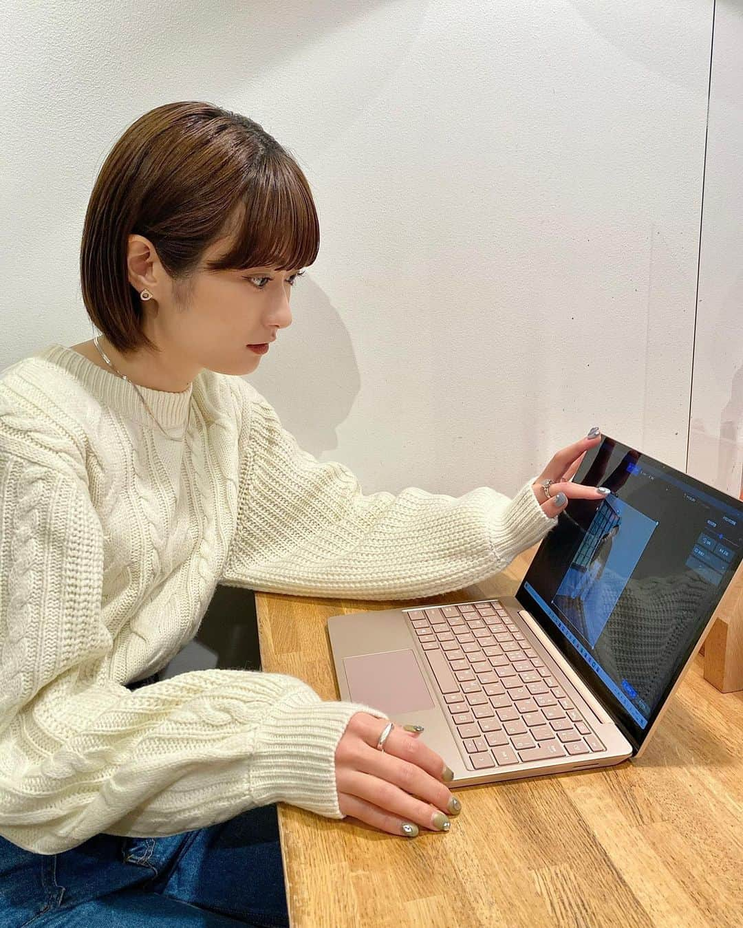 広瀬ちひろさんのインスタグラム写真 - (広瀬ちひろInstagram)「10月に発売されたSurface Laptop Goを使ってブランドのセレクト業務してみてます~  ブランドのセレクトのお仕事など、新しく挑戦していることを身近で応援してくれるような、心強い存在🙆🏻‍♀️  画面の縦が他のパソコンより長く作られているからWebサイトをスクロール少なめで見れてありがたい！ 簡単な画像の編集もパソコンでやってみてるんですが、タッチパネルになってるので大きな画面でできてやりやすい🙆🏻‍♀  気になる画像をまとめて次のセレクトの参考にしたりしたいな~   形もスマートでカラーも3色あって、私はサンドストーンです！ 可愛い️❤︎   #わたしの挑戦を応援してくれる #Surfaceライフ #surface #SurfaceLaptopGo #サーフェス #サーフェスラップトップゴー  #pr」11月26日 17時41分 - chi_hirose