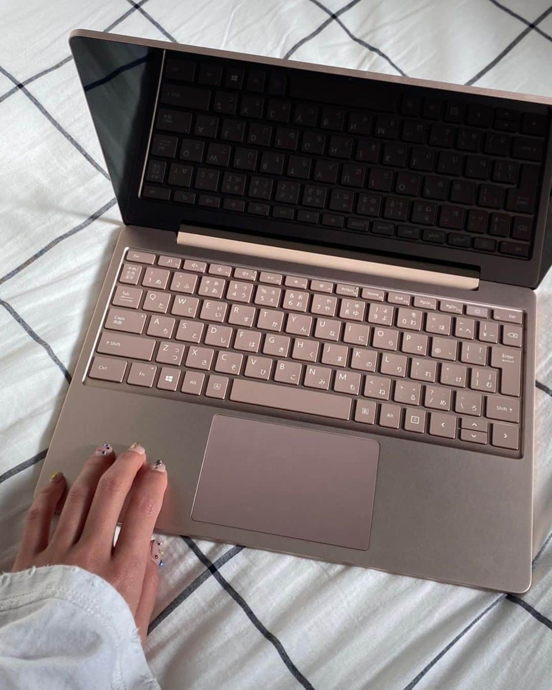 広瀬ちひろさんのインスタグラム写真 - (広瀬ちひろInstagram)「10月に発売されたSurface Laptop Goを使ってブランドのセレクト業務してみてます~  ブランドのセレクトのお仕事など、新しく挑戦していることを身近で応援してくれるような、心強い存在🙆🏻‍♀️  画面の縦が他のパソコンより長く作られているからWebサイトをスクロール少なめで見れてありがたい！ 簡単な画像の編集もパソコンでやってみてるんですが、タッチパネルになってるので大きな画面でできてやりやすい🙆🏻‍♀  気になる画像をまとめて次のセレクトの参考にしたりしたいな~   形もスマートでカラーも3色あって、私はサンドストーンです！ 可愛い️❤︎   #わたしの挑戦を応援してくれる #Surfaceライフ #surface #SurfaceLaptopGo #サーフェス #サーフェスラップトップゴー  #pr」11月26日 17時41分 - chi_hirose