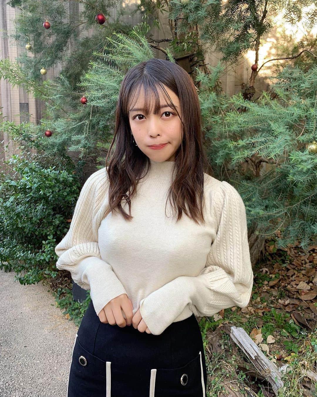 のインスタグラム：「👗💗  先週のおでかけコーデ✨ 袖がぷっくりしてて可愛いニットは @fifth_store です◡̈♥︎  これめちゃめちゃ暖かくて 冬めっちゃ活躍しそう〜っ💫  タイトスカートと合わせてモノトーンコーデに✨ ワンピとか重ねても可愛いかも\( ˆoˆ )/  #ケーブル編みボリュームスリーブニット #fifth#fifthtl#フィフス#カジュアル#トレンド #平均身長コーデ#スカート#ニット#オフィスコーデ #スカートコーデ#コーディネート#ゆめちんコーデ #ニットコーデ#秋コーデ#冬コーデ#タイトスカート」