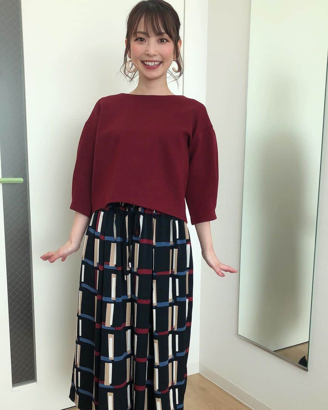 奈良岡希実子のインスタグラム：「写真を撮るときに、手がドラえもんみたいになるから開いてみたら、ヒゲダンス踊ろうとしてる人みたいになった。 #衣装 #ミヤネ屋 #気象予報士 #気象キャスター」