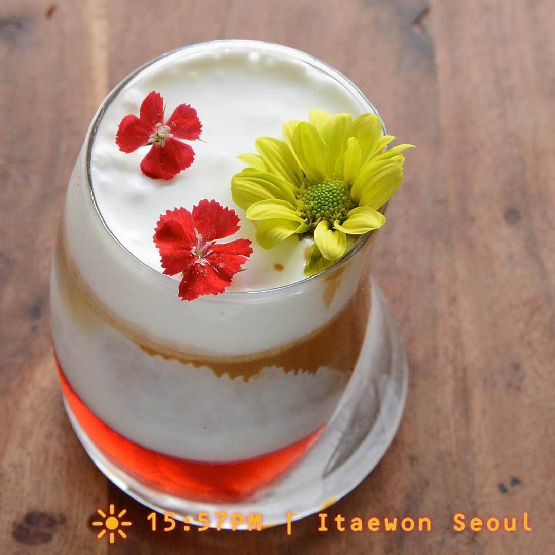 HereNowさんのインスタグラム写真 - (HereNowInstagram)「Popular cafe where coffee, flowers, and good music create harmony  📍：SARU（Seoul）  "The good taste of the owners really shines at this cafe. With a passion for coffee, and an acute sense to detail with the interior design, the owners have created a cafe that has become loved by many. There are fresh flowers displayed every day, so if you like flowers I especially recommend this place." Producer, JINBO the SuperFreak @jinbosuperfreak   #herenowcity #herenowseoul #카페스타그램 #photooftheday #cafe #cafetour #カフェ部 #韓国カフェ #북촌카페 #종로카페 #서촌  #sonyalpha #일상 #서촌커피한잔 #레트로감성 #filmphotography #cafeinterior #koreatravel #서촌카페 #travelholic #wonderful_places #coffee #sel2470gm #ソウルカフェ #seoulcafe」11月26日 17時47分 - herenowcity