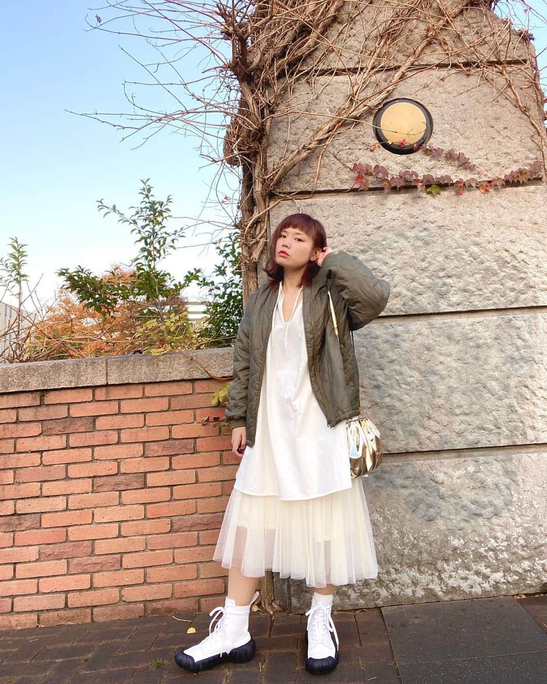 のインスタグラム：「. . 今日は インスタライブで言ってた 靴からコーデ組んだ〜！ . . オニツカタイガーは久々に 買ったけど このゴツゴツ感めっちゃかっこいい‼︎ だから、スカートでガーリーを 取り入れて ギャップ萌コーデにしてみた😆 . . 20時からがんばるぞー‼︎ . . Outer :#nikoand Dress:#ungrid  Skit :#honeys  Shoes:#onitsukatiger  . . #今日のコーデ #ワンピースコーデ  #レイヤードコーデ」
