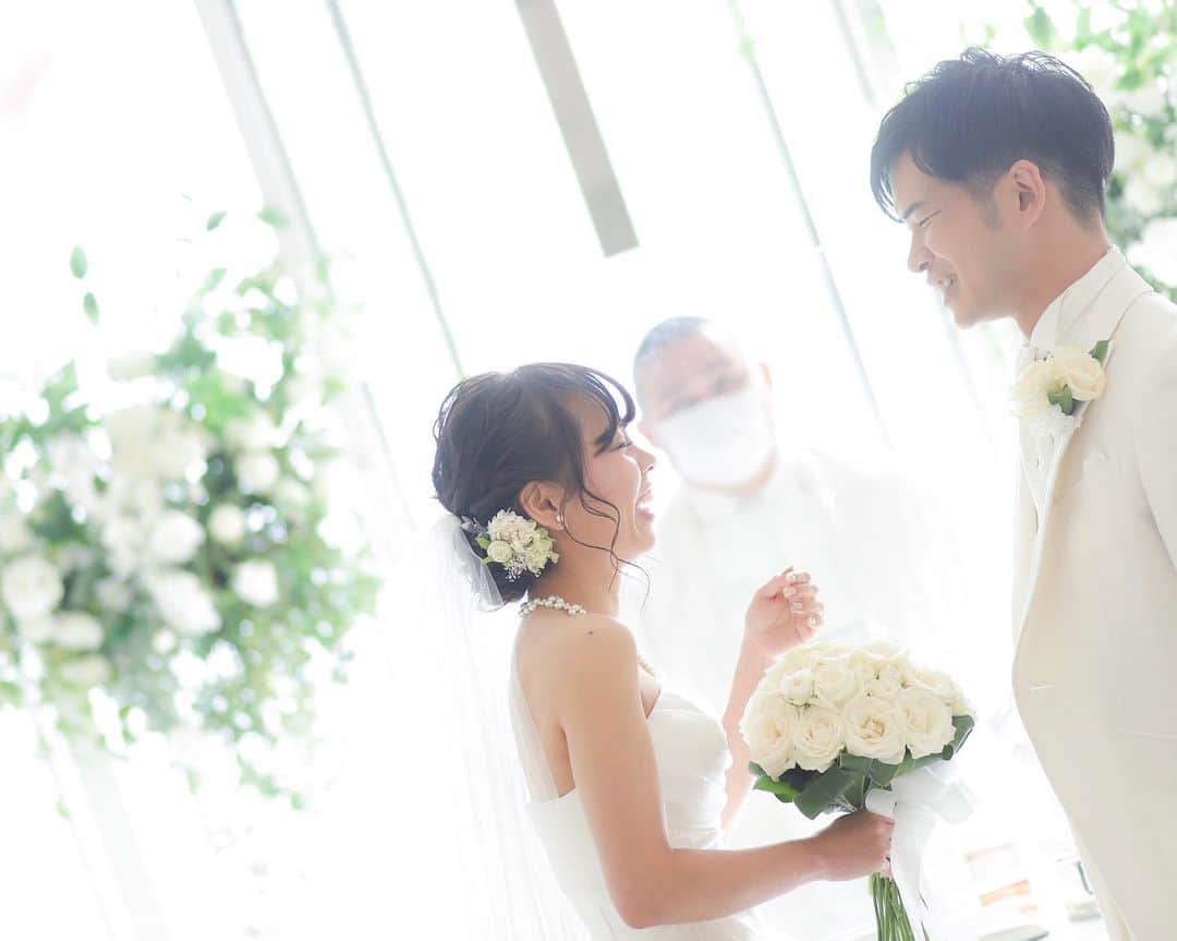 スマ婚/オフィシャルアカウントのインスタグラム：「挙式リハーサルでのワンシーン💕 ふと笑顔になるおふたりがとても素敵なショットです✨  実は挙式シーンは本番よりもリハーサルのほうが 新郎新婦のおふたりにグッと寄って撮影ができます📸  リハーサルでは新郎新婦さまはもちろん、 親御さまもリラックスした状態でご参加されるので 自然な表情や笑顔のお写真もたくさん…☺🕊  本番ではカメラマンでゲストの方の視界を遮らないよう しっかりと気を付けながら撮影しております👀💡  こんな写真が撮りたい！という場合は #撮影指示書 をお忘れなく😉💓  スマ婚は 「日本中の結婚式を、安く、美しく」をコンセプトに 安く上質な結婚式が挙げられるプロデュースサービスです🕊  お問い合わせは @smakon_official  プロフィールTOPのURLよりご連絡いただくか お気軽にお電話ください☎  #スマ婚 #結婚式 #プレ花嫁 #式場探し #式場迷子 #プレ花嫁準備 #結婚式準備 #披露宴演出 #結婚式場選び #プレ花嫁さんと繋がりたい #全国の花嫁さんと繋がりたい #2020秋婚 #2020冬婚 #2021春婚 #2021夏婚 #2021秋婚 #関東花嫁 #東海花嫁 #関西花嫁 #九州花嫁 #スマ婚花嫁 #スマ婚レポ #卒花嫁レポ #結婚式準備レポ #卒花レポ #ウェディング #挙式リハーサル #お支度ショット #ウェディングドレス」