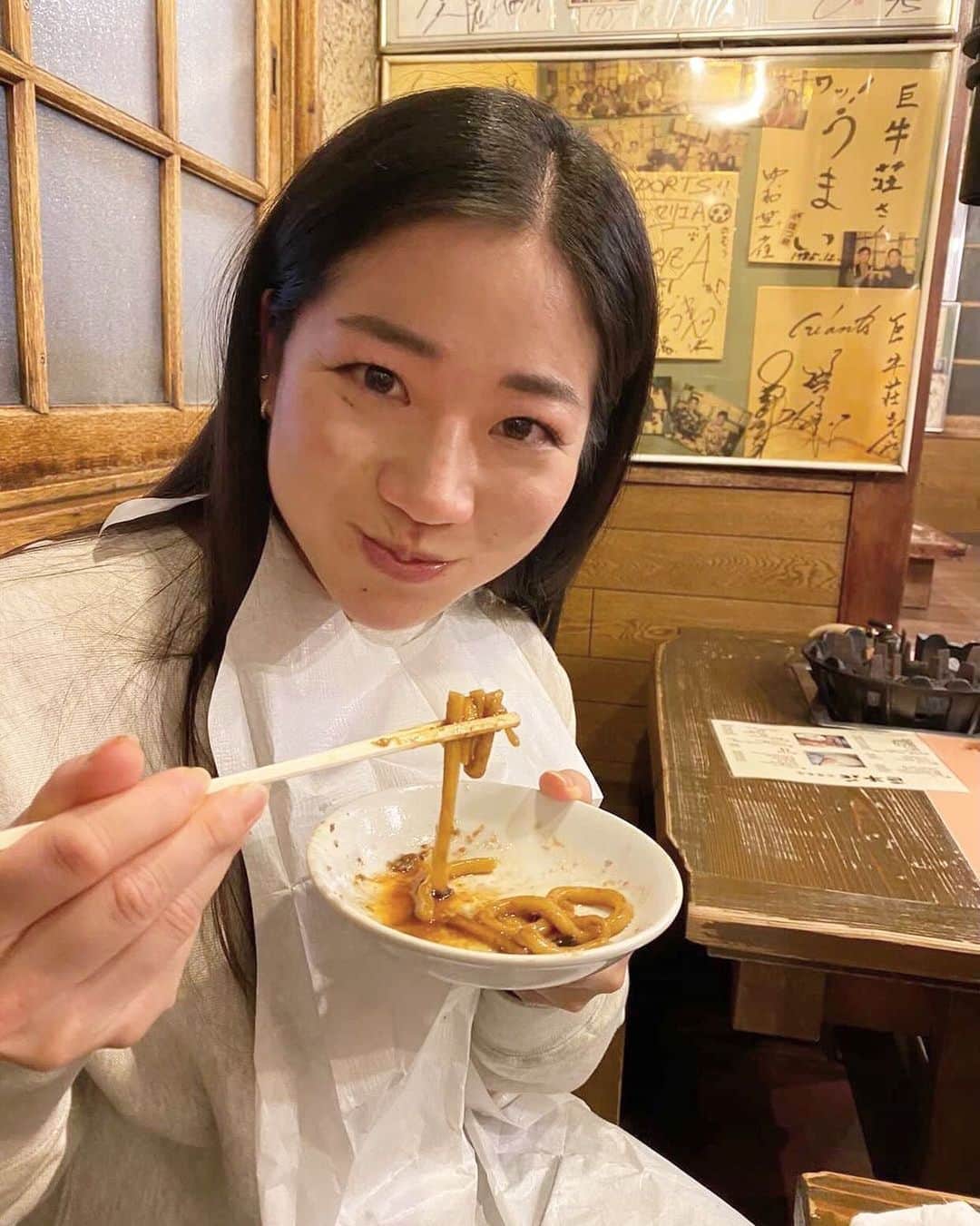 吉冨愛子 のインスタグラム：「結局この瞬間が1番幸せなんだよなぁ🥩笑 お皿が汚いのはお許しを。 序盤ではなく終盤なのです。 私くらいの胃袋になると最初から最後までこのテンションで 食べれるのです。  Photo by @kobakatsumi1226   食レポの仕事ください笑笑  #巨牛荘 #巨牛荘本店 #うどん #プルコギ #焼肉 #よだれかけ #食 #好き #肉 #生きる為に #食べるのか #食べる為に #生きてるのか #🤔#視線が #うざい #笑 #美味い #焼肉 #が #食べたい」