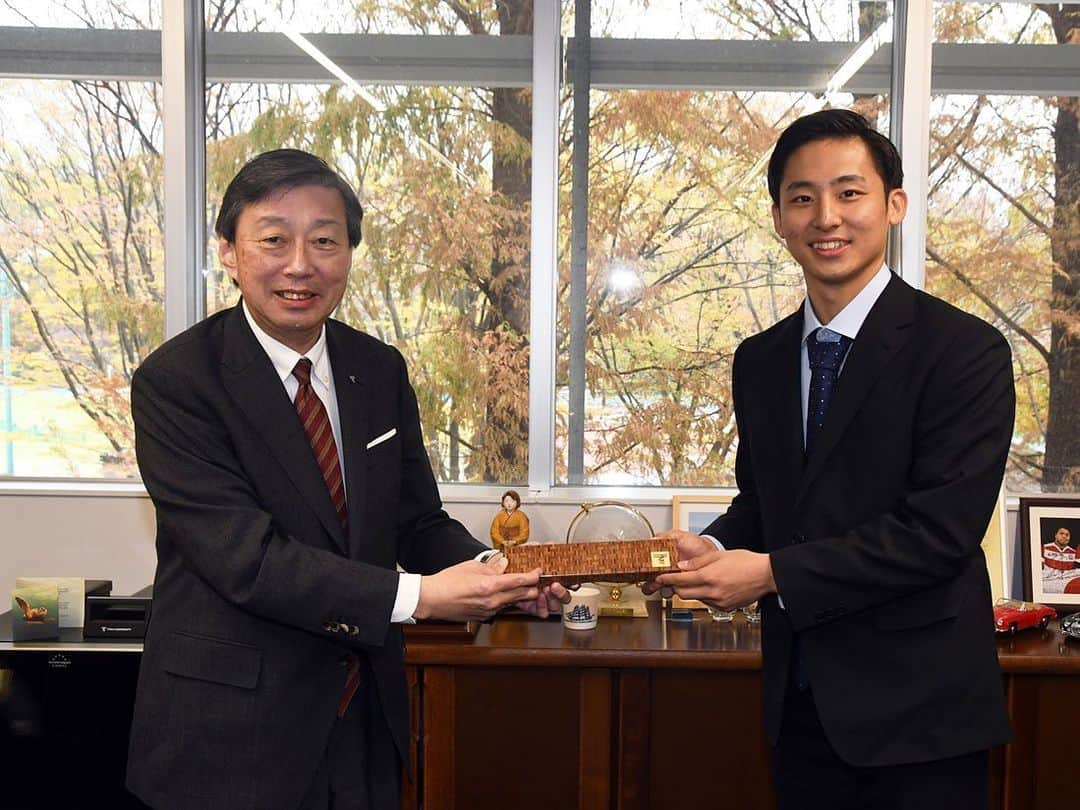 東海大学（公式）さんのインスタグラム写真 - (東海大学（公式）Instagram)「男子バスケットボール部の河村選手がForbes JAPANの「30 UNDER 30 JAPAN 2020」に選ばれました🥳🎉  湘南キャンパスの男子バスケットボール部に所属する河村勇輝選手（体育学部１年次生）がこのほど、ビジネスマガジン『Forbes JAPAN』12月号（10月24日発売）の企画「30 UNDER 30 JAPAN 2020」に選ばれました✨ビジネスやアート、サイエンス、スポーツなど10の分野で突出したビジネスセンスや才能を持つ30歳未満の30名を紹介する企画で、河村選手は福岡第一高校時代に全国高校選手権大会で連覇を達成し、大学進学までの３カ月間は特別指定選手としてＢ１リーグの三遠ネオフェニックスで活躍した実績などが評価されました。  副賞として『Forbes JAPAN』から「Montblanc」のボールペンが贈られ、11月24日に湘南キャンパスで山田清志学長から手渡されました。席上では、陸川章監督（体育学部教授）と木村真人統括コーチ（本学職員）がオータムカップ（10月10日～11月７日）での優勝と河村選手の活躍を報告したほか、12月７日に開幕する全日本大学選手権大会（全日本インカレ）の対戦相手などを紹介。山田学長から河村選手に「全日本インカレでも頑張ってください。活躍を期待しています」とのエールとともに副賞のボールペンとともに、本学から記念のペン立てを贈りました。  河村選手は、「30名に選んでいただき大変光栄です。この名誉に恥じぬよう、精進していきたいと思います。いただいたボールペンは大事な場面で使いたい。大学からも記念品をいただきとてもうれしいです」とコメント。大学最初の公式戦となったオータムカップでの活躍を振り返り、「課題がたくさん見つかった一方で大学バスケの雰囲気に慣れることができました。全日本インカレでは思い切ってプレーし、優勝に向けてチーム一丸となって戦うとともに、個人としても勝利に貢献できるよう頑張りたい」と意気込みを語りました。 #東海大学#バスケットボール部#seagulls#河村勇輝#forbesjapan」11月26日 17時55分 - tokai_univ_