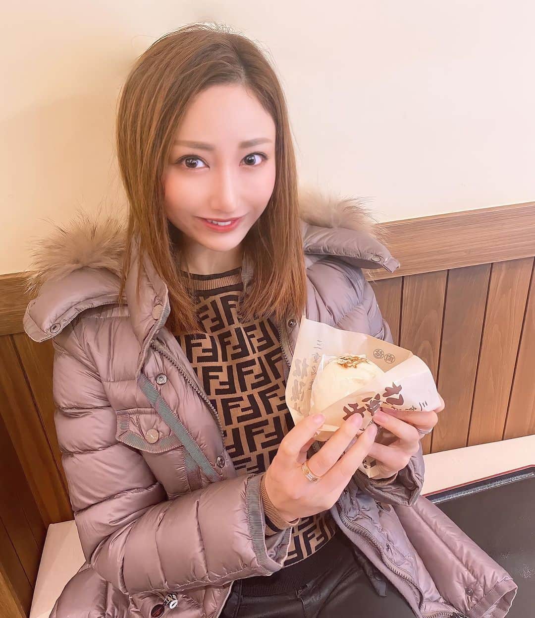 メイサさんのインスタグラム写真 - (メイサInstagram)「小さい頃から肉まんが大好物🤭 （一番好きなのは551の豚まん）  この日風強かったなあ😂 その影響で髪がボサボサですがすみませんw  伊勢神宮は外宮、内宮ともにパワーに満ち溢れてました🥰  #おかげ横丁#女子旅#伊勢神宮#三重#伊勢海老#旅館#旅行好きと繋がりたい#食べ歩き#松坂牛#手こね寿司#すし久#温泉#赤福#浴衣#食いしん坊女子#グルメ女子#メイサ#キャバクラ#ノンアルキャバ嬢#たびじょ#名古屋#錦#instagood#섹시타그램#예뻐요#귀엽다#asiangirls#美丽的#可爱的」11月26日 17時58分 - meisa_0728