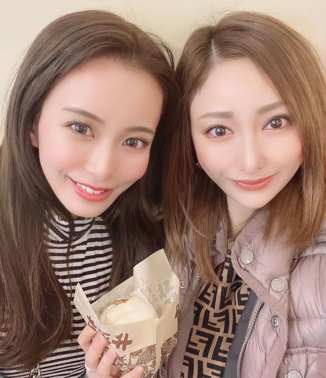 メイサさんのインスタグラム写真 - (メイサInstagram)「小さい頃から肉まんが大好物🤭 （一番好きなのは551の豚まん）  この日風強かったなあ😂 その影響で髪がボサボサですがすみませんw  伊勢神宮は外宮、内宮ともにパワーに満ち溢れてました🥰  #おかげ横丁#女子旅#伊勢神宮#三重#伊勢海老#旅館#旅行好きと繋がりたい#食べ歩き#松坂牛#手こね寿司#すし久#温泉#赤福#浴衣#食いしん坊女子#グルメ女子#メイサ#キャバクラ#ノンアルキャバ嬢#たびじょ#名古屋#錦#instagood#섹시타그램#예뻐요#귀엽다#asiangirls#美丽的#可爱的」11月26日 17時58分 - meisa_0728