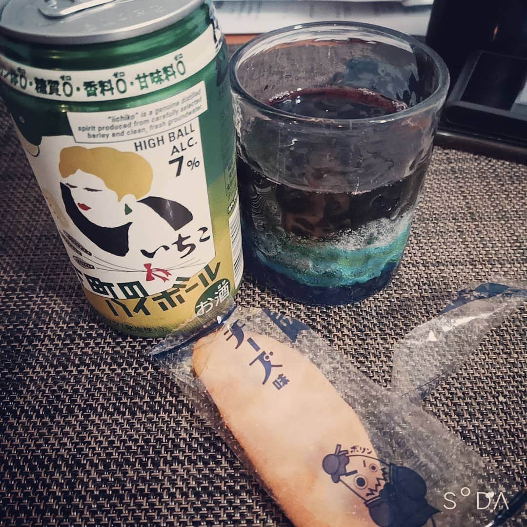松本隆博のインスタグラム：「。 いいちこハイボール とグラスワインを、、 冷蔵庫に何もなくて💦 チーズせんべい1枚をアテ に飲むと決めた夜(~_~)(^○^)  ～人生遊歩道～」