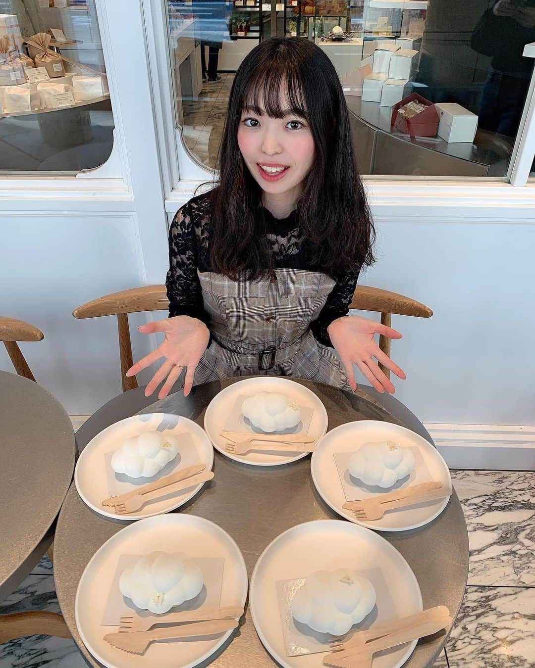 白井佑奈さんのインスタグラム写真 - (白井佑奈Instagram)「☁💗☁💗 . 👑まるで雲のようなふわしゅわ食感のケーキ👑 . . ついに、販売開始時刻に並んでいる人だけで売り切れてしまうという噂のマンダリン オリエンタル東京の「KUMO」を食べてきました😆❤️ . 9:30に並んで整理券GET✨販売開始の10:30には整理券無くなってたから、行くのはお早めに😭 . . 外側はパリッと食感のあるホワイトチョコ🍫中に隠れてるのは栗のムースとクリーム、刻んだ栗も🙌 さらにビスケットのケーキも隠れててサクサク美味しい🤭💕 . . そして私はなんとラッキーガール！✨ 「KUMO」を考案したシェフの @stephanetranchet さんが休暇でお店に立ち寄られていて、話しかけてくれたの🥺 お写真も一緒に撮ってくれて…笑顔もチャーミングでとても優しい方でした❤️ . . 季節によってKUMOの中身が変わるから、ぜひ行ってみてね♪ . . . ＊＊＊＊＊＊＊＊＊＊ マンダリン オリエンタル東京 @mo_tokyo  ＊＊＊＊＊＊＊＊＊＊ . プロフィールリンクはこちら👉 @yuna_smile0130  . . . #雲ケーキ #ホテルスイーツ #ザマンダリンオリエンタルホテル #マンダリンオリエンタルホテル #マンダリンオリエンタル #マンダリンオリエンタル東京 #三越前カフェ #東京カフェ #神田カフェ #日本橋カフェ #東京カフェ巡り #東京駅カフェ #カフェ好きな人と繋がりたい #グルメ好きな人と繋がりたい #カフェ女子 #kumo #japanesegirl #trevary #petrel_jp #genic_cafe #genic_sweet #fff #uwasa #purelamo #dokoiku #fromgram #インスタグルメショー #インスタグルメアワード2020 #aumoグルメ #With_gourmet」11月26日 17時59分 - yuna_smile0130