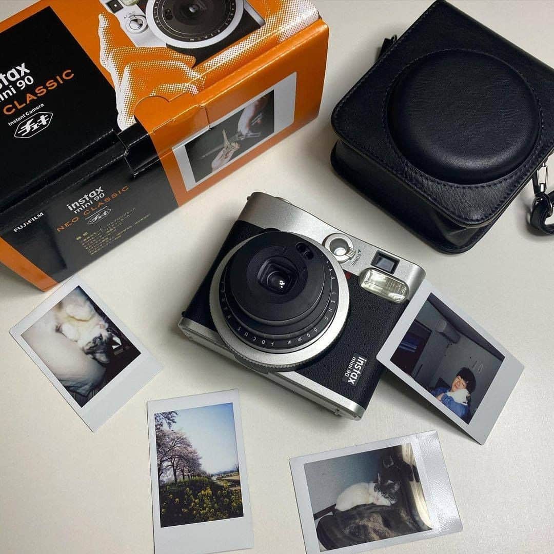 のインスタグラム：「﻿ ﻿  【クラシックなデザインが人気！】﻿ ﻿ instax mini 90 ネオクラシックは、多彩な撮影機能が搭載されていながら、簡単に撮影できるモードもあるので、こだわって撮りたい時、手軽に撮りたい時、気分に合わせて撮れますよ♪﻿ みなさんぜひ試してみてくださいね😊﻿ ﻿ Special Thanks💐﻿ @da1ki_sk﻿ ﻿ ---------------- ﻿ チェキで撮影した写真に当アカウントのタグ付を行い、#チェキ  #instax を付けて投稿してください📷✨ ﻿ 素敵な写真は、本アカウントにてご紹介をさせて頂きます！﻿  あなたの#チェキ活用術 も募集中です🌟 ﻿ ----------------﻿ ﻿  #マイチェキ #instaxlife #cheki #instaxsmini90 #instaxmini #FUJIFILM #富士フイルム #インテリア好きな人と繋がりたい #置き画 #置き画くらぶ #ミニマルデザイン #シンプルインテリア #シンプルデザイン #一人暮らし #ガジェット好き #ガジェット好き #クラシックカメラ #カメラ男子﻿ ﻿ ﻿」