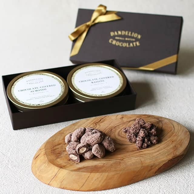 キナリノさんのインスタグラム写真 - (キナリノInstagram)「＼キナリノモール／Dandelion Chocolate｜アーモンド&レーズンチョコレート 詰め合わせ  －－－－－－－－－ 贈り物に*人気チョコのギフトセット  人気の「アーモンドチョコレート」と「レーズンチョコレート」をダンデライオン・チョコレートオリジナルのギフト箱に詰め合わせました。  ・アーモンドチョコレート ほのかなコーヒーチェリーの香り漂うチョコレートと、アーモンドのまろやかな芳ばしさとの珠玉のマリアージュをお楽しみください。  ・レーズンチョコレート ほのかな果実感が広がるタンザニア産カカオ豆のチョコレートと、フランス ソーテルヌ地区の貴腐ワインに漬け込んだドライレーズンの芳醇な余韻を一粒の中に閉じ込めた贅沢な味わいです。 コーヒーはもちろん、スパークリングワインや軽めの赤ワインとも相性抜群です。  大切な方への贈り物に是非いかがでしょうか＊  －－－－－－－－－ https://kinarino-mall.jp/item-60741  ▶画像をタップすると詳細情報をご覧いただけます。  ▶プロフィールの「インスタ掲載」ボタンから、ご紹介商品をまとめてご覧いただけます。→@kinarino_official  ▶キナリノアプリでも販売中！ 「お買いもの」→「インスタグラム掲載アイテム」 　 ※ダウンロードはプロフィールリンクから→@kinarino_official  #キナリノモール #キナリノ #丁寧な暮らし #暮らし #クリスマスプレゼント #チョコレート #チョコ好き #おやつ #お家カフェ #おうちカフェ #コーヒータイム #お取り寄せ #ティータイム #DandelionChocolate #chocolate #coffeetime #teatime #gift #instafood」11月26日 18時00分 - kinarino_official