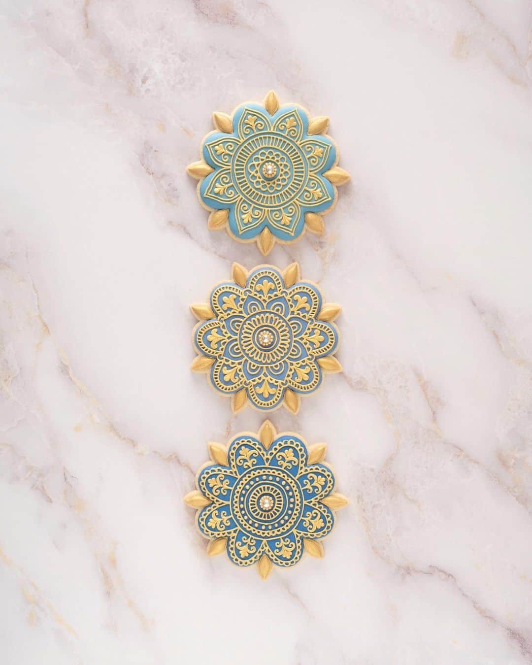 KUNIKAのインスタグラム：「Mehndi flower cookies ❃  #artofkunika」
