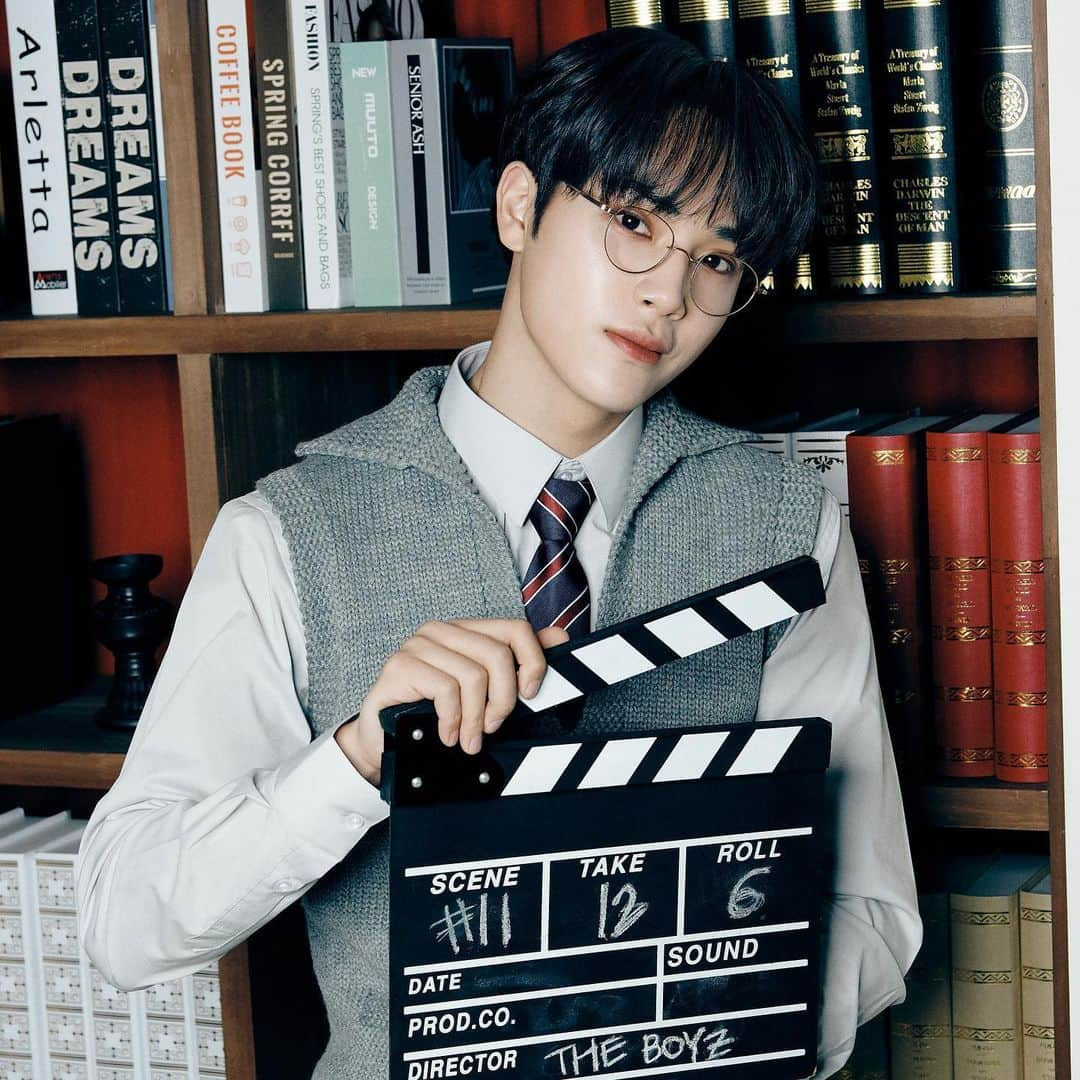 THE BOYZさんのインスタグラム写真 - (THE BOYZInstagram)「THE BOYZ 2021 Season’s Greetings [FILM CLUB] PREVIEW  #THEBOYZ #더보이즈 #THE_AZIT #더아지트 #3주년 #오래도록_빛나다」11月26日 18時02分 - official_theboyz