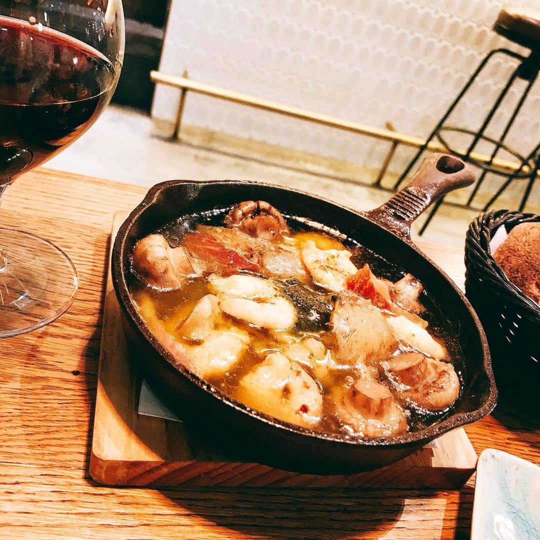 並川花連さんのインスタグラム写真 - (並川花連Instagram)「📍 @ride_tennoz.tokyo   昨日の夜はこちらへ。🍷♡  天王洲アイルで夜ご飯は はじめてで 夜の天王洲アイルはキラキラしていて やっぱり寒い冬と街のキラキラ だいすきだなあ〜と。。🤍  そしてお料理が全部おいしい！🥺❤︎ 炭火に薪火で調理された 黒毛和牛、ラム肉。🥩  たっぷりのお野菜たち。🥬🍅🥕🥔  赤ワインとブルーチーズ🧀 トリュフチーズの相性が100点🍷❤️  他にもお料理たっぷりと 堪能させて頂きました。♡♡♡  お店の雰囲気とお店の前の雰囲気も 最高すぎてしあわせたっぷりな 夜でした。🤍  またいこう〜。🥰」11月26日 18時02分 - kareurn