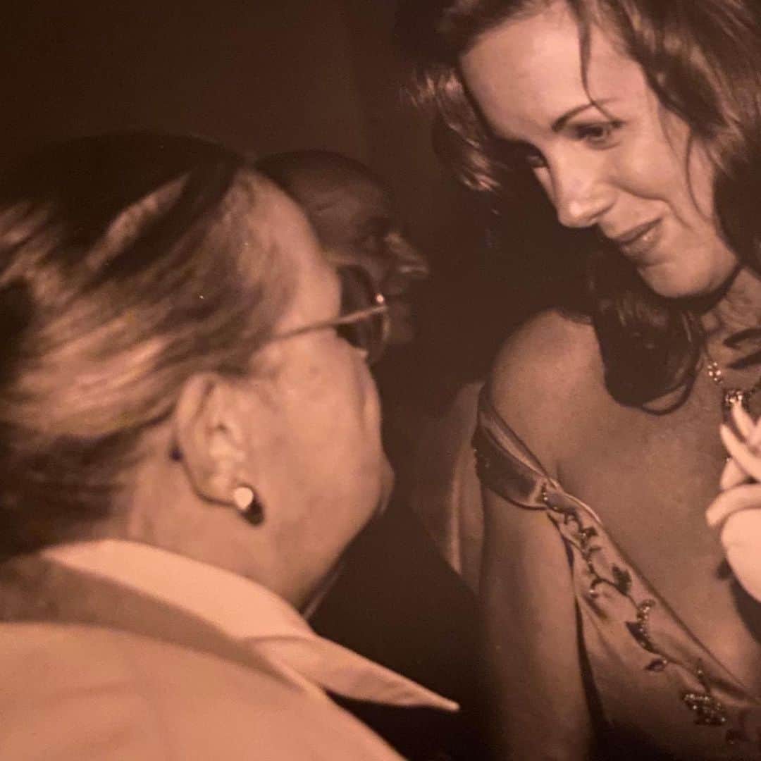 エリザベス・パーキンスさんのインスタグラム写真 - (エリザベス・パーキンスInstagram)「To all those missing their mothers this holiday season, I am with you. There’s not a day that goes by when I don’t feel gratitude for being her daughter. When I don’t miss her light in my life. When I’m not thankful for the time we had together. Cherish your parents. Reach out. And stay safe. For you, for them and for each other. ✌️✌️✌️」11月26日 18時15分 - elizabethperkins