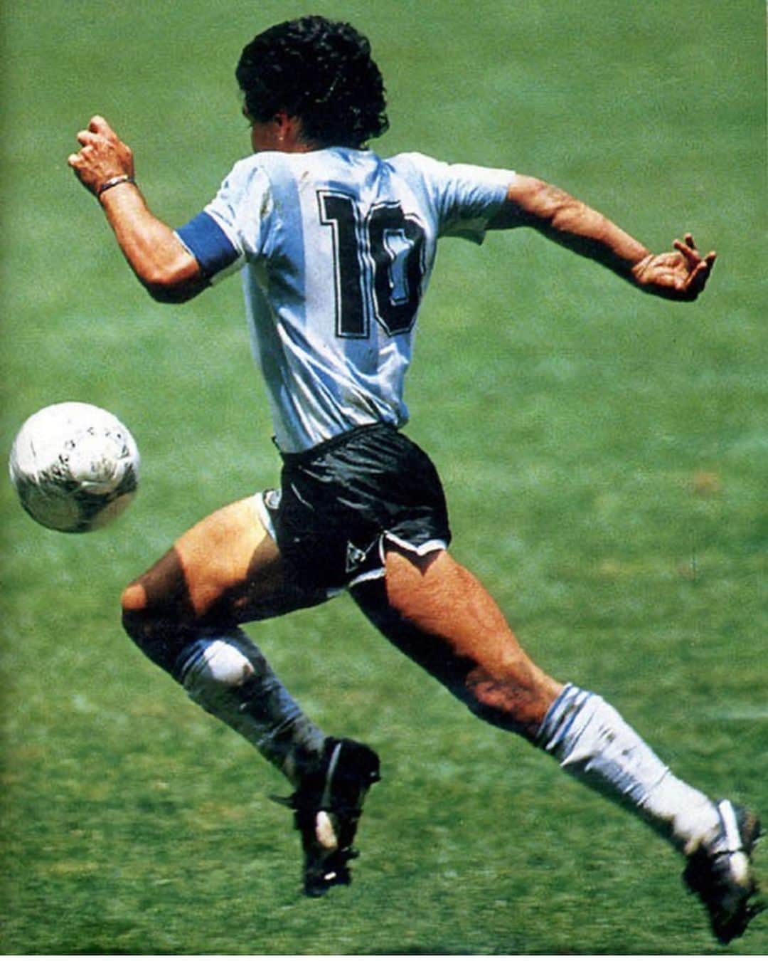 ヨアン・ベナルアンのインスタグラム：「Legend Never Die ❤️ RIP Diego 🔟」