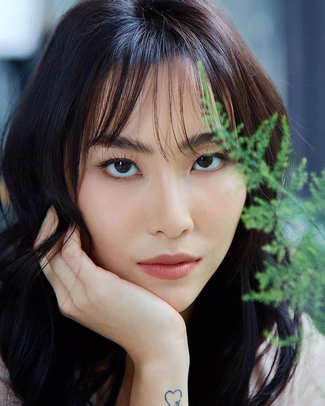 ソニアのインスタグラム：「Here’s me staring at you to make sure you don’t miss @metrosingapore’s phenomenal Black Friday deals!! 👀 Join us at 1030pm tonight on their FB page - @joakimgomez joins me this time for a shopping spree (I’m gonna try to sneak some items I want into his basket) 😈  P.S. your fave luxury beauty brands have wonderful offers, and designer eyewear, apparel, shoes are all going at a steal! Once you’re done shopping, stick around for our usual nonsense of course... 🥶」