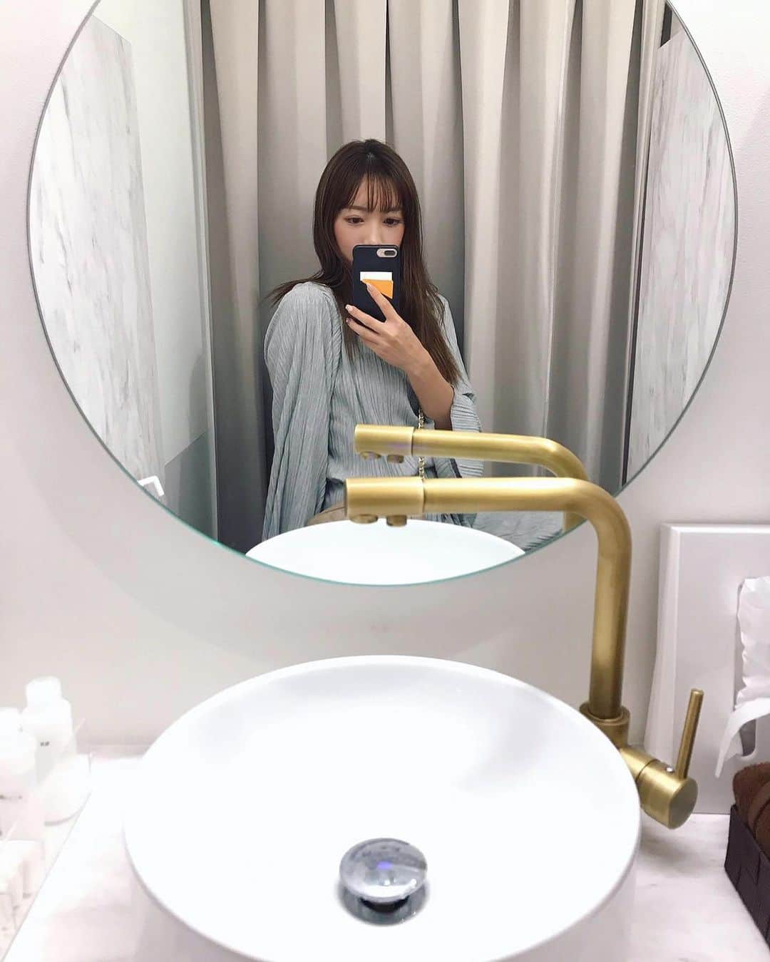 唯可（yuika）さんのインスタグラム写真 - (唯可（yuika）Instagram)「渋谷に新しく出来た #エミシアクリニック　で痩身のコースを受けてきました！✨　👉👉👉👉　@emishia_diet  とっても綺麗なクリニックで最新の機械が揃っていたので、 今回は脚を重点的にやってもらいました🦵 ビフォーアフターがすごいの！！ ちょっとすわいぷしてみてみて👉 . 私の名前を受付で伝えると送信コースが１万円オフに なるので是非この機会に行ってみてね✨ . 私もこれから冬になって太りやすくなる時期だから しっかりと通うよ✨ . . #ダイエット#ボディメイク#渋谷#クリニック#ボディエステ#ハイフ#痩せる#アラサーダイエット#エステ#セルライト#マッサージ#下半身#shibuya#diet#bodymake」11月26日 18時16分 - yu.i.k.a