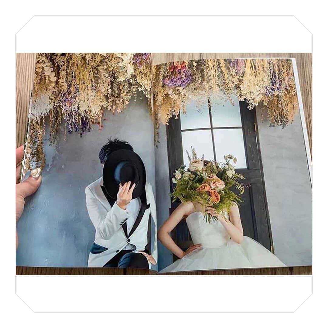 しまうまプリント【公式】フォトブック無料企画開催中さんのインスタグラム写真 - (しまうまプリント【公式】フォトブック無料企画開催中Instagram)「紙婚式の記念日フォトブック💍 ・ 本日ご紹介するのは @ari_wdg さまのご投稿です。 ・ 結婚1周年の記念日は 「白紙のような二人の将来の幸せを願う」という意味を込めて 紙婚式と呼ばれています。 ・ お二人がこの一年間過ごした思い出の中で お気に入りのお写真をピックアップして 1冊にまとめられたのだとか👀💕 ・ 笑顔にあふれた素敵な1冊になりました✨ ・ ・ しまうまプリントでは みなさまのフォトブック・写真プリント作品を お待ちしています。 上手にできたら#しまうまプリント をつけて 投稿してみてくださいね ・ ・ -------------------------------- しまうまプリントのインスタグラムでは 素敵な作品やお得な情報を配信中！ ☟プロフィールはこちらから  @shimaumaprint -------------------------------- ・  @ari_wdg さま、 素敵なご投稿ありがとうございました！ ・ ・ ・ #しまうまプリント#しまうまフォトブック#フォトブック#アルバム#写真アルバム#フォトアルバム#手作りアルバム#オリジナルアルバム#写真整理 Repost from @ari_wdg ・・・ #結婚1周年  . 2020.11.1 初めての結婚記念日👰🤵 . 結婚一周年は #紙婚式 ということで、この1年の写真をアルバムにしました🥰 . 水曜日の夜中に突然思い立って（遅） 夜な夜なしまうまプリントのアプリに入稿して 土曜日の夜届きました🌉❤️（早） . 昨夜2人で見ながら、お互いのお気に入りページを決定！ . 2枚目は夫が選ぶMVP👑 @atelier_sappuyer の前撮りページ😍 配置がアートでよきとのこと。笑 表紙もナチュラルな雰囲気にしたかったので代々木公園での1枚に❤️ bouquet @plus_wind  . 3枚目は私が選んだ👑 @sushi_jyubei のお寿司と大将のページ🍣笑 夏に伺って感動すぎて、今年の結婚記念日ディナーは十兵衛さんで決定❤️ 12月の方が蟹と白子の季節とのことで、今日ではなく来月に🥰💕楽しみ楽しみ〜！ . 4枚目はランさん @art1stphoto の山前撮り⛰ 一面にすると迫力が凄い😲💕東京とは思えないよね🤔 . 5枚目はenish @enish_bridal のスタジオ前撮り🥰💕 もうすぐ1年、早いなぁ🥺 . 6枚目は先日の神戸前撮りページ❤️❤️ planner @hcm_hatsumi  photo @farm_atsushi  hair make @yamatoyuuka  . せっかくなので落ち着いたら各前撮りごとにフォトブックにしようかな🥰 . #結婚2年目 もよろしくね🤝 @uzd_wdg  . #プレ花嫁 #プレ花嫁準備 #プレ花嫁さんと繋がりたい #marry花嫁 #東京花嫁 #東京プレ花嫁 #関東プレ花嫁  #ハナユメ #ウェディングニュース  #大人花嫁 #前撮り #洋装前撮り #洋装撮影 #ロケーションフォト #結婚式延期 #前撮りアルバム #結婚1年記念日 #入籍1年記念日 #しまうまプリント #しまうまフォトブック」11月26日 18時17分 - shimaumaprint