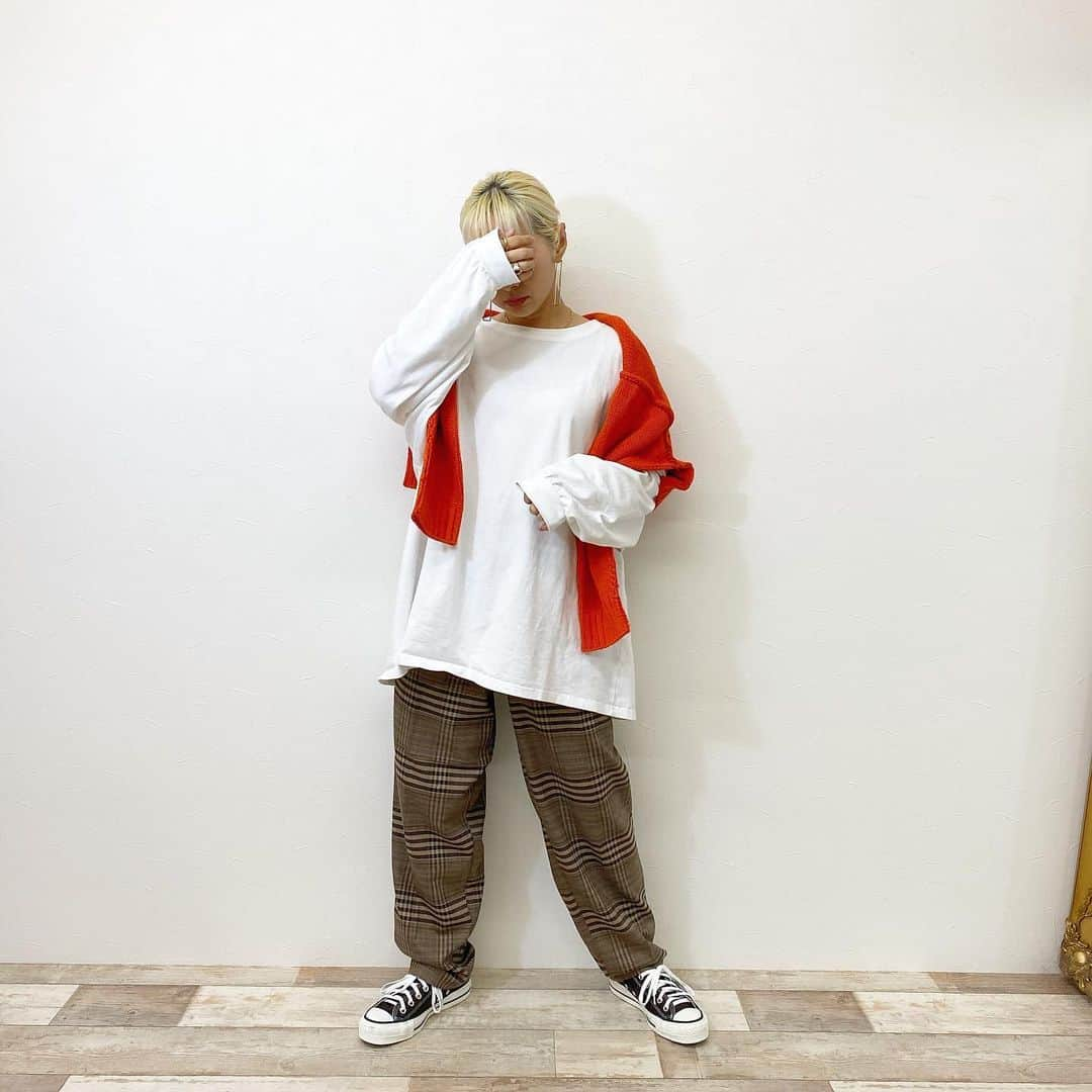 aki【EXSOME】さんのインスタグラム写真 - (aki【EXSOME】Instagram)「新作・再入荷発売日🎩👕👖 11月26日(thu)20:00～  New!! ✔️3wayダメージタートルニット  color:ecru  ￥4.900+tax  柔らかくてしっかりとした厚みのあるニットトップス🧶 首元はたぷっと長めのネックでくしゅっとして着るとこなれ感が自然と出るシルエット。 身頃もオーバーサイズで全体的にゆるゆるしたシルエットが今年らしい1枚です。 前後どちらが前でも着れるデザインで、前開きにするとカーディガンとしても着用できます！ボタンを前にして閉じてきると裾に向かって前開きになるのでハイウエストのボトムや柄のボトムをちらっと見せて着ても◎。ボタンを後ろにして着用するとカシュクールのようにインナーを覗かせることが出来るので、カットソーとのレイヤードスタイルも楽しんでいただけます。 チクチクしない素材で柔らかく触り心地も抜群！あえてダメージ加工のような前立てや袖元にすることで、程よいカジュアルさをプラスしています。デザイン性のあるニットは女性らしいアイテムに合わせるのはもちろん、カジュアルにデニムやパンツ合わせでも◎  《size》 ️ 着丈：72cm 身幅：69cm　 肩幅：70cm　　 そで丈：48cm  ≪素材≫ アクリル100%  ≪備考≫ 伸縮性:あり 透け感:なし  New!! ✔️チェックテーパードパンツ color:brown  ￥4.300+tax  上品なチェックデザインのワイドイージーパンツです。 ストレッチの効く生地を使用しており、ゆったりとしたシルエットに裾に向かって細くなる綺麗なテーパードラインを採用。 YKKジッパーフライ、ウエストゴムコード、ベルトループに1タックと仕様にも拘ったどんなスタイリングでも活躍間違い無しの一品です👍 ストリートスタイルからジャケットスタイルまで大人がスマートに穿けるスラックスパンツです。  《size》 ️ ウエスト：38-42 股上：32 股下：64 ワタリ：32.5 裾幅：19  ≪素材≫ ポリエステル65％ レーヨン32％ ポリウレタン3％  ≪備考≫ 伸縮性:あり 透け感:なし ・ ・ model:148cm ・ ・ ・ ・ topのURLから ご購入していただけます✈︎✈︎✈︎ ・ ・ Instagram officialと 公式LINEがあるので フォローして頂けると嬉しいです✌︎ ⬇︎ Instagram official  @exsome_official  @exsome.fam ・ ・ 公式LINE @efc0920h（アットマークから） ・ ・ 公式Twitter exsome_official ・ ・  公式facebook exsome_official  #ニット　#ニットコーデ #チェックパンツ #チェック #ゆるコーデ」11月26日 18時19分 - exsome_official