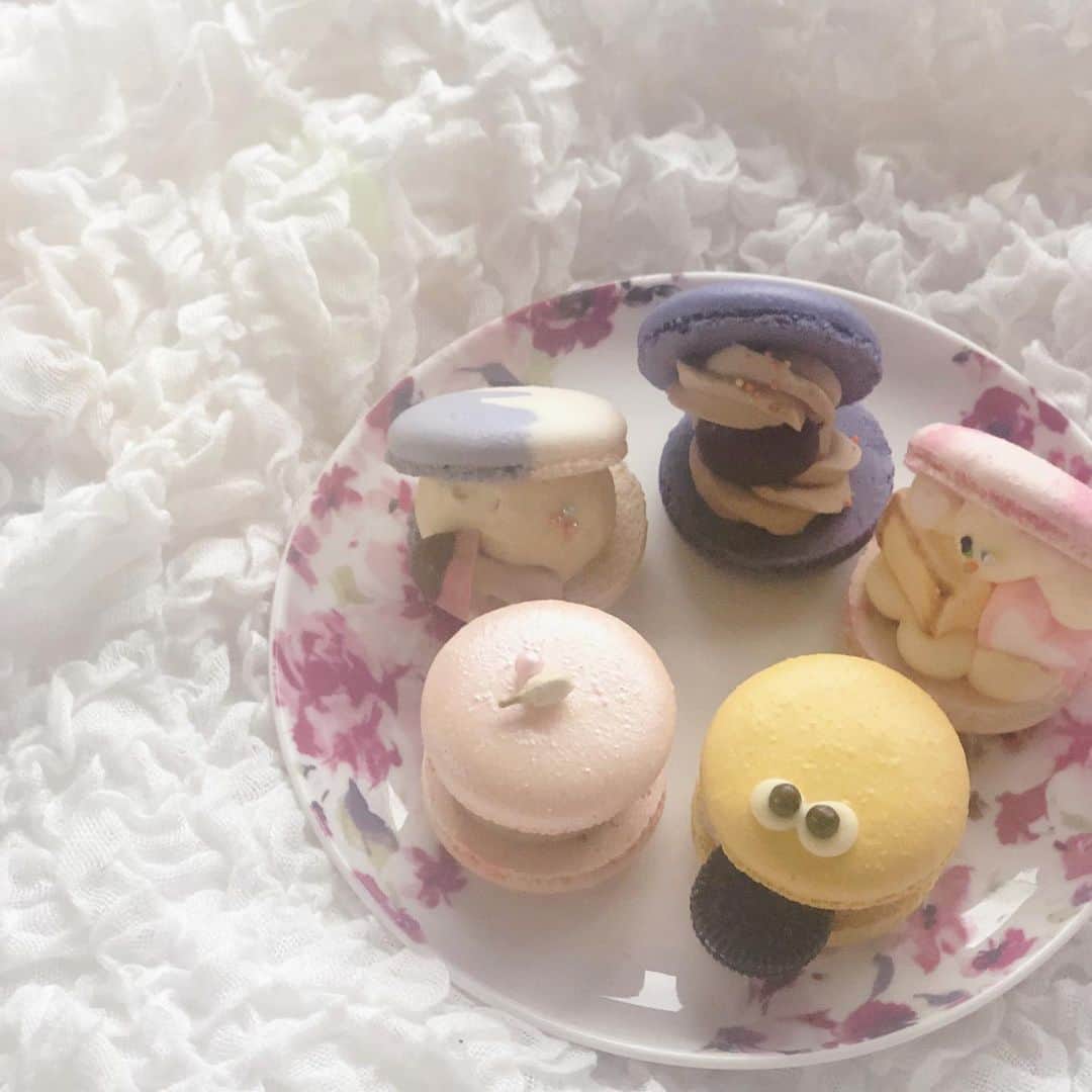 菊池かなこのインスタグラム：「. 📍ママロントウキョウ原宿店 @mamarontokyo 新大久保で人気のマカロンのお店 原宿ALTAにオープンしてた🌸 一個一個が芸術的で可愛すぎて 食べるのがもったいない😢 ボリュームもあるのでコーヒーのお供にぴったりだし 手土産としても絶対喜ばれそう✨ . . . ୨୧┈┈┈┈┈┈┈┈┈┈┈┈┈┈┈┈┈୨୧ #ママロントウキョウ#mamaron #ママロン #トゥンカロン#韓国マカロン　 #韓国スイーツ#mamarontokyo #原宿スイーツ#原宿グルメ#原宿#原宿アルタ #原宿ALTA#竹下通り#表参道グルメ#表参道スイーツ」