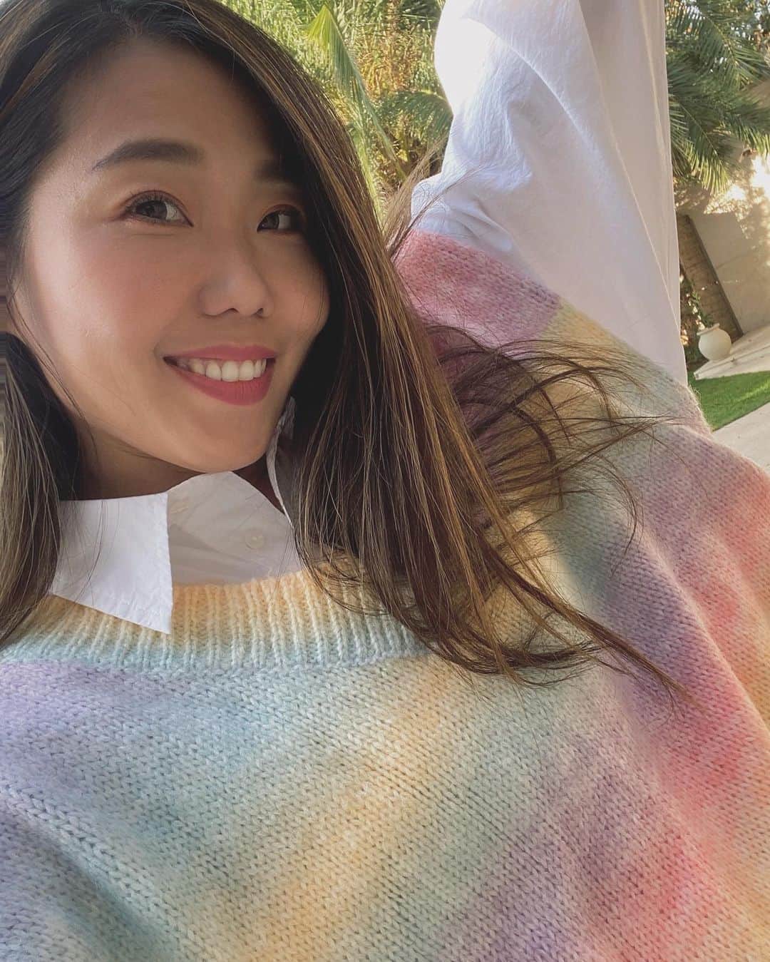 王君萍さんのインスタグラム写真 - (王君萍Instagram)「是不是人到了一個年紀就會很想抓住青春的尾巴🧡 今天就來個和平時不同的風格 有沒有比較青春洋溢啊😁  今年很流行背心毛衣穿搭 但這款很特別的是彩色毛線🧶 穿起來很有活力，很也顯氣色 此款為one size  毛衣 @kiviiibonjour」11月26日 18時21分 - ping7446
