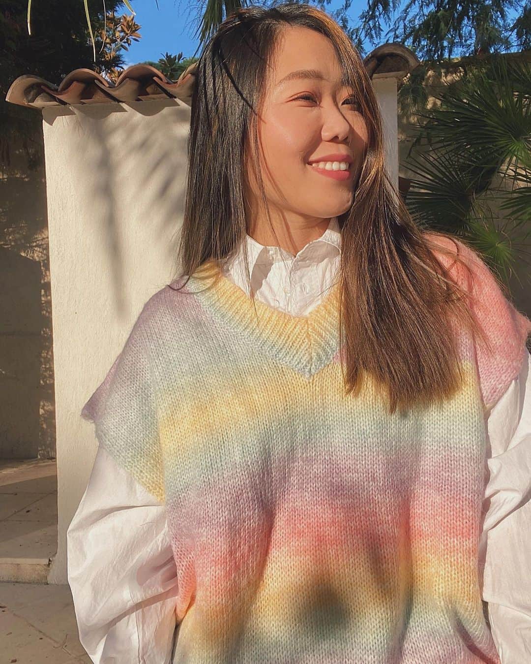 王君萍さんのインスタグラム写真 - (王君萍Instagram)「是不是人到了一個年紀就會很想抓住青春的尾巴🧡 今天就來個和平時不同的風格 有沒有比較青春洋溢啊😁  今年很流行背心毛衣穿搭 但這款很特別的是彩色毛線🧶 穿起來很有活力，很也顯氣色 此款為one size  毛衣 @kiviiibonjour」11月26日 18時21分 - ping7446
