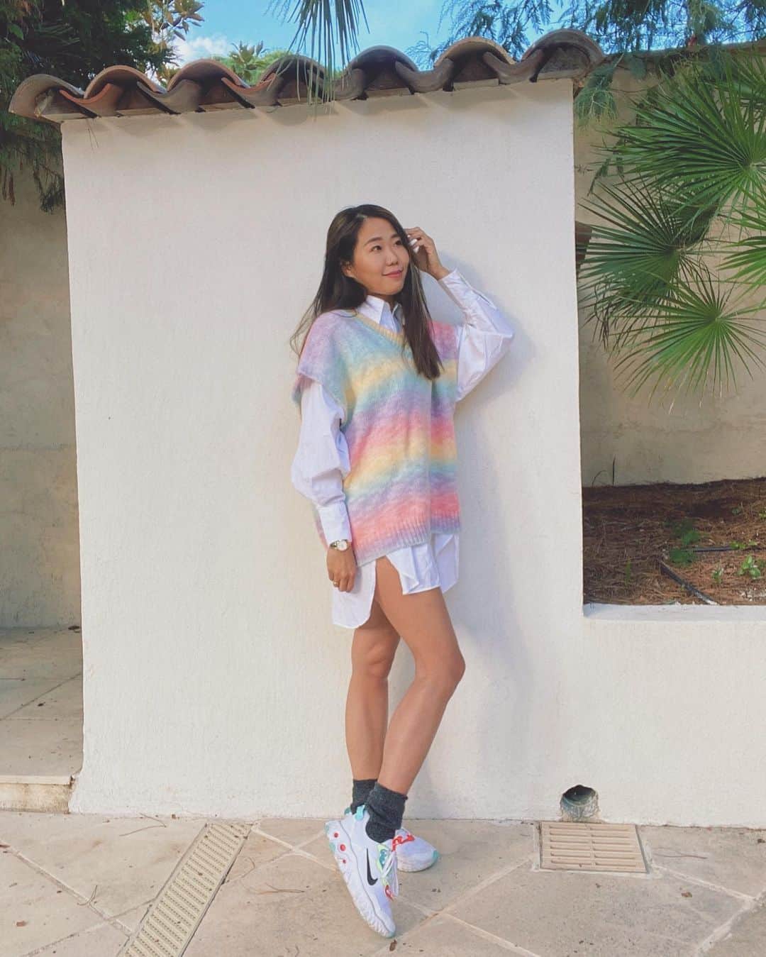 王君萍さんのインスタグラム写真 - (王君萍Instagram)「是不是人到了一個年紀就會很想抓住青春的尾巴🧡 今天就來個和平時不同的風格 有沒有比較青春洋溢啊😁  今年很流行背心毛衣穿搭 但這款很特別的是彩色毛線🧶 穿起來很有活力，很也顯氣色 此款為one size  毛衣 @kiviiibonjour」11月26日 18時21分 - ping7446