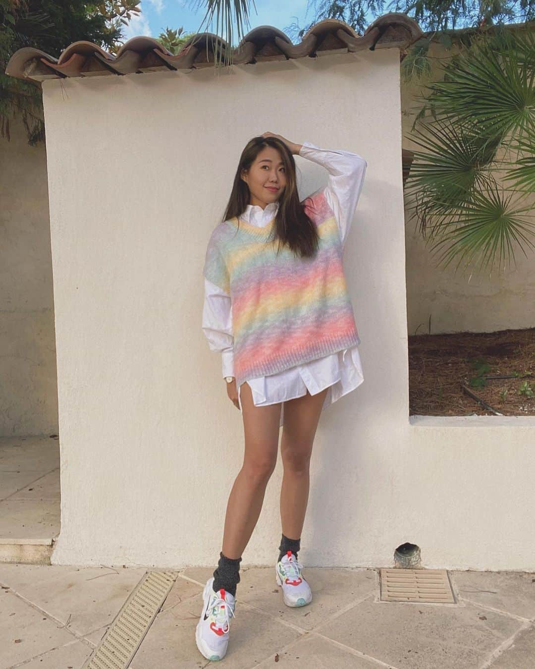 王君萍さんのインスタグラム写真 - (王君萍Instagram)「是不是人到了一個年紀就會很想抓住青春的尾巴🧡 今天就來個和平時不同的風格 有沒有比較青春洋溢啊😁  今年很流行背心毛衣穿搭 但這款很特別的是彩色毛線🧶 穿起來很有活力，很也顯氣色 此款為one size  毛衣 @kiviiibonjour」11月26日 18時21分 - ping7446