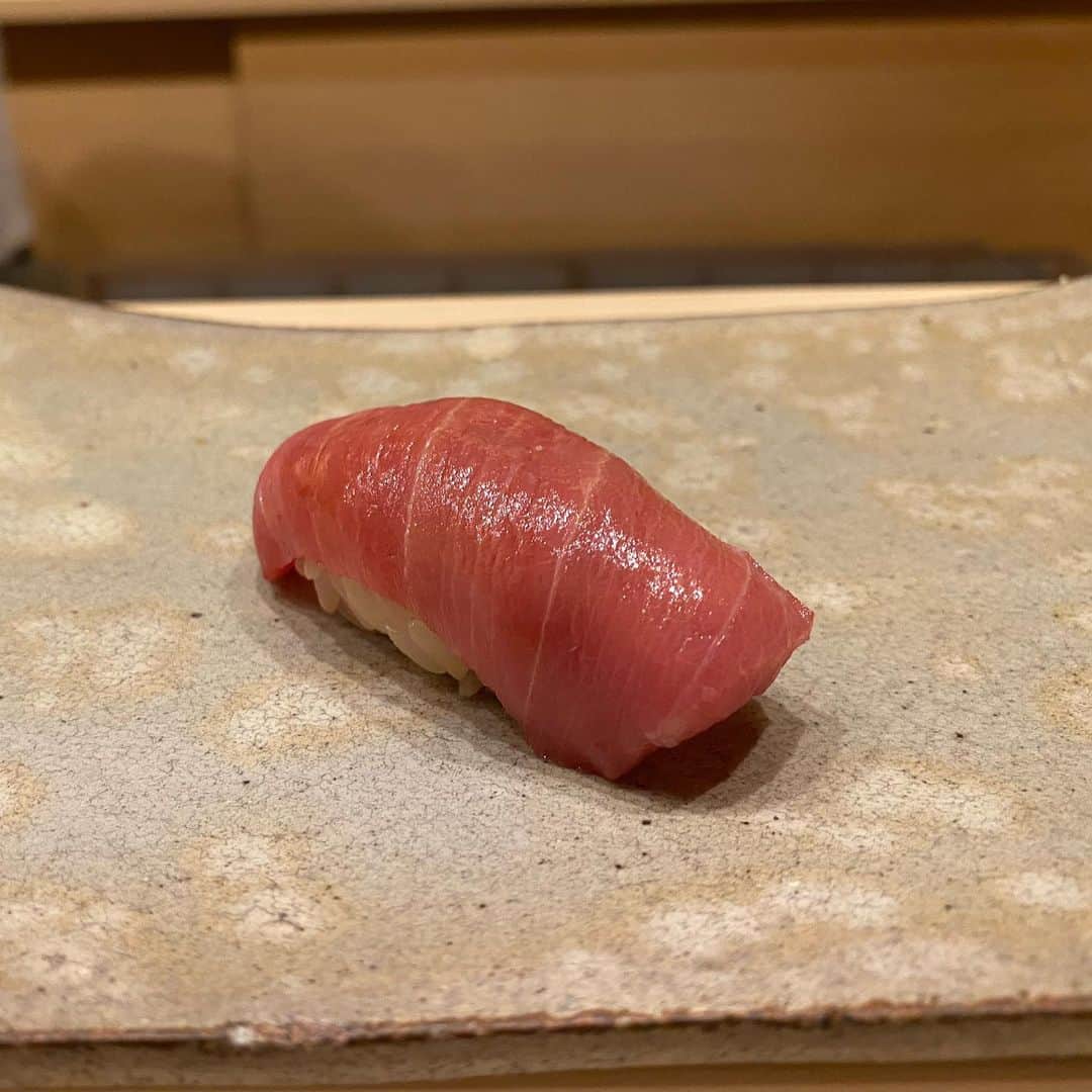東京外食女さんのインスタグラム写真 - (東京外食女Instagram)「#鮨おおが #大阪 . . お伺いしてから1週間、 身体にグルメな異変が！ . . 超太巻きまで追加オーダーして かなり満足して帰ってきた。 . 確か、そうだった。 . . . それなのに今、 急に思い出して猛烈に食べたい。 . . グルメ界で調整が難しいとされる 20時台の食事を今、 お預けくらってるだけ？ . . いや。 . . . そういえば昼にサラダチキン 食べてる時も思い出してたよな…。 . . . 数日経って思い出して また食べたいとか、 美味しかったなとか、 楽しかったなと思うお店さんは かなり貴重。 . . グルメ活動を始めて 色々なお店さんにお誘いいただき この感覚のあるないは 段々生意気ながら気づいてきた。 . . . 今日お話ししている時に、 私が、 . . 「まつげパーマ8,000円は 　高いですよ！！！」 . と個人的意見を申し上げた。 . . . すると、 . . 「５万円のグルメは行くのに？笑」 . . . と言われて、 . . ((((確かに〜〜〜〜！！！)))) . . . と私の中の全細胞が うなづいている気がしたんです。笑 . . おおがさん、 大阪からだから東京から 普通に遠いし、 大阪駅ついてからも 普通に遠いし、 (車で30分くらい走る) だけど叶うなら 早くまた行きたいと思っている。 . . . 徒歩5分のマツエクサロンは 行くの面倒でサボるのに。 . . . 積み上げられた美しい雲丹。 ウキウキしながら雲丹、 舌に乗せる。 . . ザクッと噛むと、 やぶけた海苔から磯の香り。 . 雲丹がつぶれて 中から甘美、甘美、甘美。 . . 大量の雲丹を、 堅めに炊かれたシャリが ビシッと赤酢で受け止める。 . . 鮪の腹身や大トロの脂、 エアリーじゃない、 ガッチリ握ったシャリだから 何貫もいける。 . . . 鮨おおがさんに、 1週間かけて漬けられちゃってる。 . . . #鮨中毒 #禁断症状 #和食 #sushi #大阪鮨 #大阪グルメ #グルメ #東京外食女 #赤酢 #インスタグルメアワード2020  #美食 #品のいいお店  #品のいい味 #いい店員さんがいるお店 #東京外食女」11月26日 18時21分 - himeno_0729