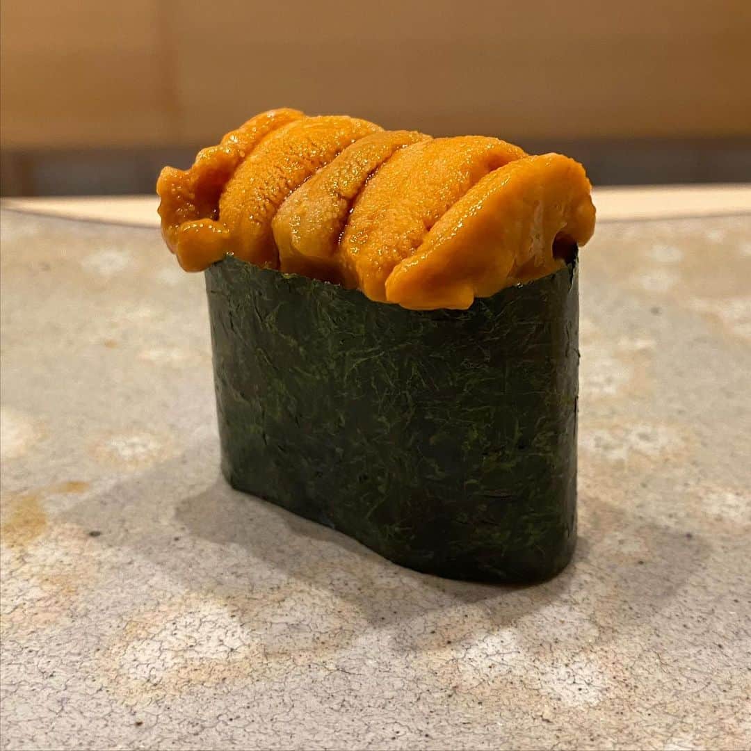 東京外食女さんのインスタグラム写真 - (東京外食女Instagram)「#鮨おおが #大阪 . . お伺いしてから1週間、 身体にグルメな異変が！ . . 超太巻きまで追加オーダーして かなり満足して帰ってきた。 . 確か、そうだった。 . . . それなのに今、 急に思い出して猛烈に食べたい。 . . グルメ界で調整が難しいとされる 20時台の食事を今、 お預けくらってるだけ？ . . いや。 . . . そういえば昼にサラダチキン 食べてる時も思い出してたよな…。 . . . 数日経って思い出して また食べたいとか、 美味しかったなとか、 楽しかったなと思うお店さんは かなり貴重。 . . グルメ活動を始めて 色々なお店さんにお誘いいただき この感覚のあるないは 段々生意気ながら気づいてきた。 . . . 今日お話ししている時に、 私が、 . . 「まつげパーマ8,000円は 　高いですよ！！！」 . と個人的意見を申し上げた。 . . . すると、 . . 「５万円のグルメは行くのに？笑」 . . . と言われて、 . . ((((確かに〜〜〜〜！！！)))) . . . と私の中の全細胞が うなづいている気がしたんです。笑 . . おおがさん、 大阪からだから東京から 普通に遠いし、 大阪駅ついてからも 普通に遠いし、 (車で30分くらい走る) だけど叶うなら 早くまた行きたいと思っている。 . . . 徒歩5分のマツエクサロンは 行くの面倒でサボるのに。 . . . 積み上げられた美しい雲丹。 ウキウキしながら雲丹、 舌に乗せる。 . . ザクッと噛むと、 やぶけた海苔から磯の香り。 . 雲丹がつぶれて 中から甘美、甘美、甘美。 . . 大量の雲丹を、 堅めに炊かれたシャリが ビシッと赤酢で受け止める。 . . 鮪の腹身や大トロの脂、 エアリーじゃない、 ガッチリ握ったシャリだから 何貫もいける。 . . . 鮨おおがさんに、 1週間かけて漬けられちゃってる。 . . . #鮨中毒 #禁断症状 #和食 #sushi #大阪鮨 #大阪グルメ #グルメ #東京外食女 #赤酢 #インスタグルメアワード2020  #美食 #品のいいお店  #品のいい味 #いい店員さんがいるお店 #東京外食女」11月26日 18時21分 - himeno_0729