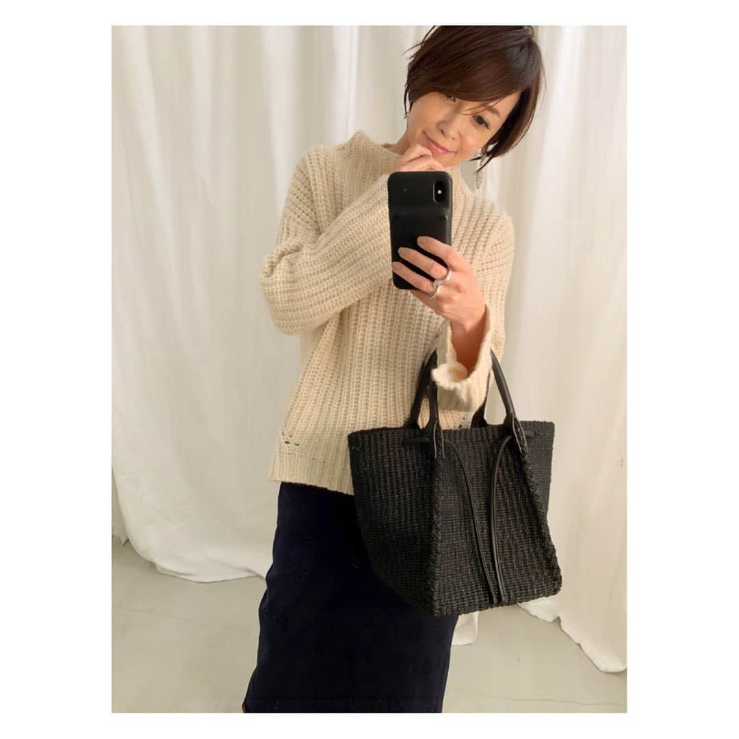 辺見えみりさんのインスタグラム写真 - (辺見えみりInstagram)「ZOE ONA/ANJA bottleneck knit pulloverとabaca basket bag  ザックリknitに籠バッグが好き♡ webではニット完売してますが、 @isetan_shinjuku_urbancloset にはまだあったと思います🤭  #outersunset_official  #アウターサンセット」11月26日 18時21分 - emiri_hemmi