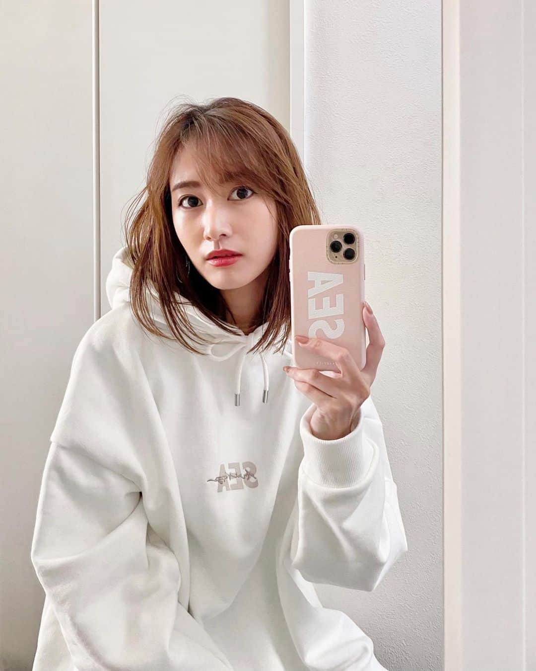 倉園由菜のインスタグラム：「.﻿ ﻿ @windandsea_wear  @amerivintage  @casetify_jp  ﻿ ﻿ #amerivintage #windandsea #casetify #windandseaxcasetify #ウィンダンシー #アメリヴィンテージ #ケースティファイ #白パーカー」