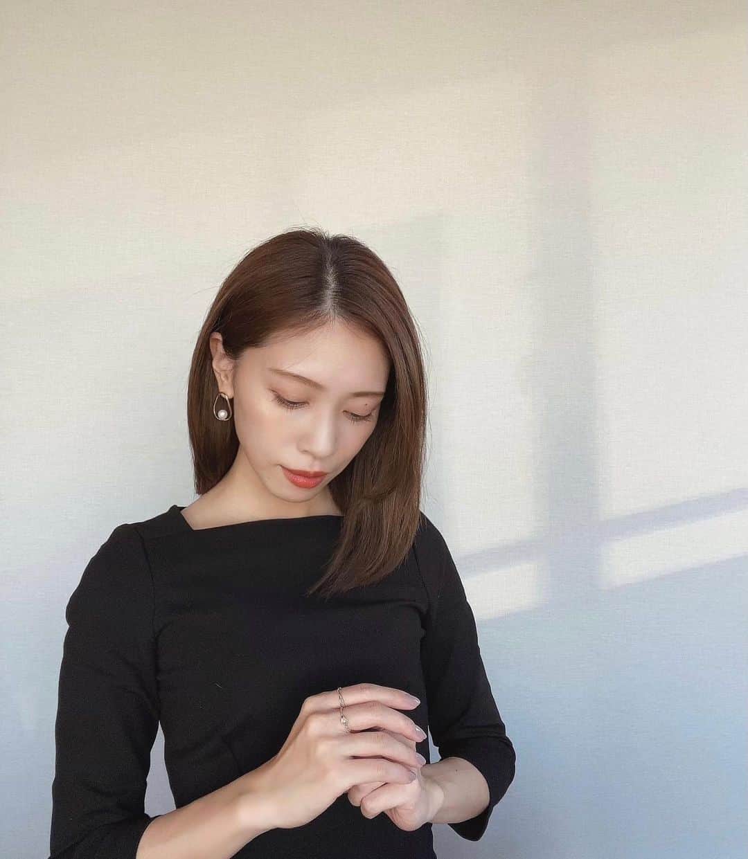 のインスタグラム：「*﻿ 珍しくきちんとめ☺️﻿ お肌はツヤよりもなめらか感を出したくて﻿ リキッド+パウダーで仕上げました✨﻿ ﻿ ﻿ ここ最近はクッションファンデ一択だったのですが、マスクをしてるとメイク直しもするし、多少水分量を抑えられた方がいいのかも。と思い、パウダーを取り入れてみました。 ﻿ ﻿ @elegance_cosmetics のこの秋リニューアルされたばかりのパウダーファンデーションは、 @vocemagazine でも2020年下半期パウダーファンデーション部門で2位になった実力コスメ🏅﻿ ﻿ ﻿ 毛穴がきちんとカバーされて、お肌がすっっごくなめらかになるので、光の反射の仕方がとても綺麗になります✨﻿ ﻿ ﻿ 透明感も出るしお肌もつるつるになるのに、塗ってる感は全くなくて本当不思議😳﻿ 使ってみて！って言いたいコスメです。﻿ ﻿ ﻿ ﻿ ちなみに！﻿ 昨日YouTubeが配信されたのでぜひ @miho_ishiguro URLから見てみてください💋﻿ ﻿ 秋冬リップを塗り比べながら、塗り方や持ちをよくする方法など、ちょっと笑える感じでお送りしてます🥰﻿ ﻿ ﻿ ﻿ ﻿ #beauty#vocest#voceリコメンド#voceベスコス#elegance#skincare#vocemagazine#cosmetics#スキンケア#美容#エレガンス#コスメレポ#毛穴#パウダーファンデーション」