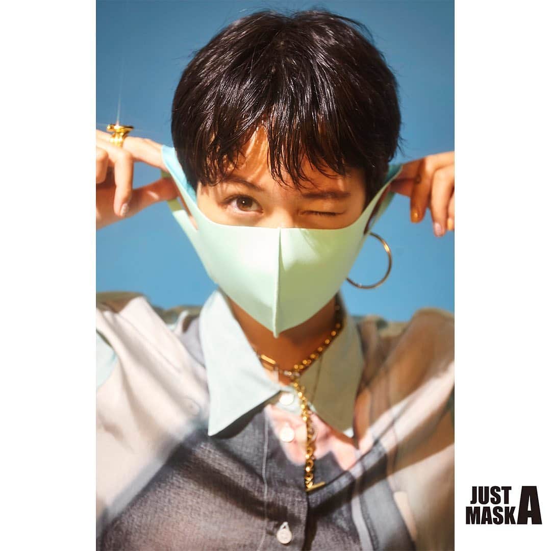 のインスタグラム：「new mask!!!﻿ ファッション性も高く、高機能なマスクが登場！﻿  ユニセックスデザインなので、 これからの時期ちょっとしたプレゼントにも最適です🎁 ﻿ ﻿ ✔︎Antibacterial Odor-resistant﻿ 抗菌防臭加工﻿ 肌にもやさしい﻿ ﻿ ✔︎Quick-drying & Washable﻿ 吸水速乾で繰り返し洗って使える﻿ ﻿ ✔︎UV-resistant﻿ UV 99% カット﻿ ﻿ ✔︎Pollen-resistant﻿ 花粉 99% カット﻿ ﻿ ✔︎comfortable ﻿ 長時間付けても耳が痛くならない優しい付け心地﻿ 通気性が高く息がしやすい﻿ ﻿ ﻿ 豊富なカラー展開でご用意しております。﻿ 写真4枚目のバイカラータイプはrelumeでしか買えない別注カラー✨﻿ ﻿ ﻿ ✔︎【JUST A】﻿ BICOLOR MASK SMU 別注マスク﻿ ¥900+tax﻿ No. 20090463000930﻿ ﻿ ✔︎ 【JUST A】MASK﻿ ¥900+tax﻿ No.20090463001030﻿ ﻿ ﻿ ﻿ ﻿ ﻿ -- JUST A / ジャストア -----------------﻿ 「JUST A」ライフスタイルブランド。﻿ 1つのアイテムをプロジェクト形式にて展開。﻿ 展開していくプロダクトは、日本国内外にいる様々なJUST Aチームにより、新しい解釈で提供しています。 ﻿ ----------------------------------」