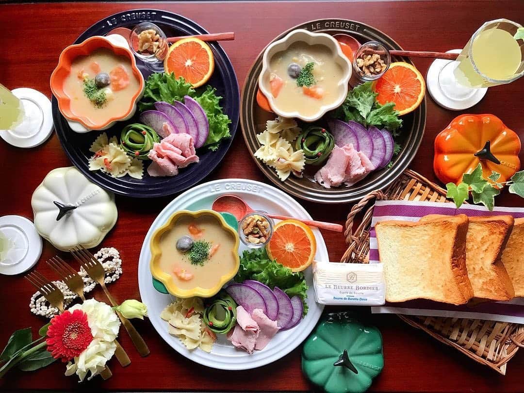 Le Creuset Japon　ル・クルーゼ ジャポンさんのインスタグラム写真 - (Le Creuset Japon　ル・クルーゼ ジャポンInstagram)「彩り豊かで、幸せな気持ちになれる朝食の投稿を続けている @ykr2040 さん。 この日の朝ごはんには、ブラウンマッシュルームのシチューに厚切りトースト、野菜やフルーツがテーブルいっぱいに盛り付けられています！今日も朝から幸せいっぱいな気分になれますね。  #ルクルーゼ #lecreuset #ルクルーゼのある食卓 #モーニングプレート #ワンプレート #彩りごはん #豊かな食卓 #朝食 #フーディーテーブル #テーブルコーディネート #テーブルフォト #朝ごはん #おうちカフェ #朝ごパン #モーニング #盛り付け #シチュー」11月26日 18時25分 - lecreusetjapon