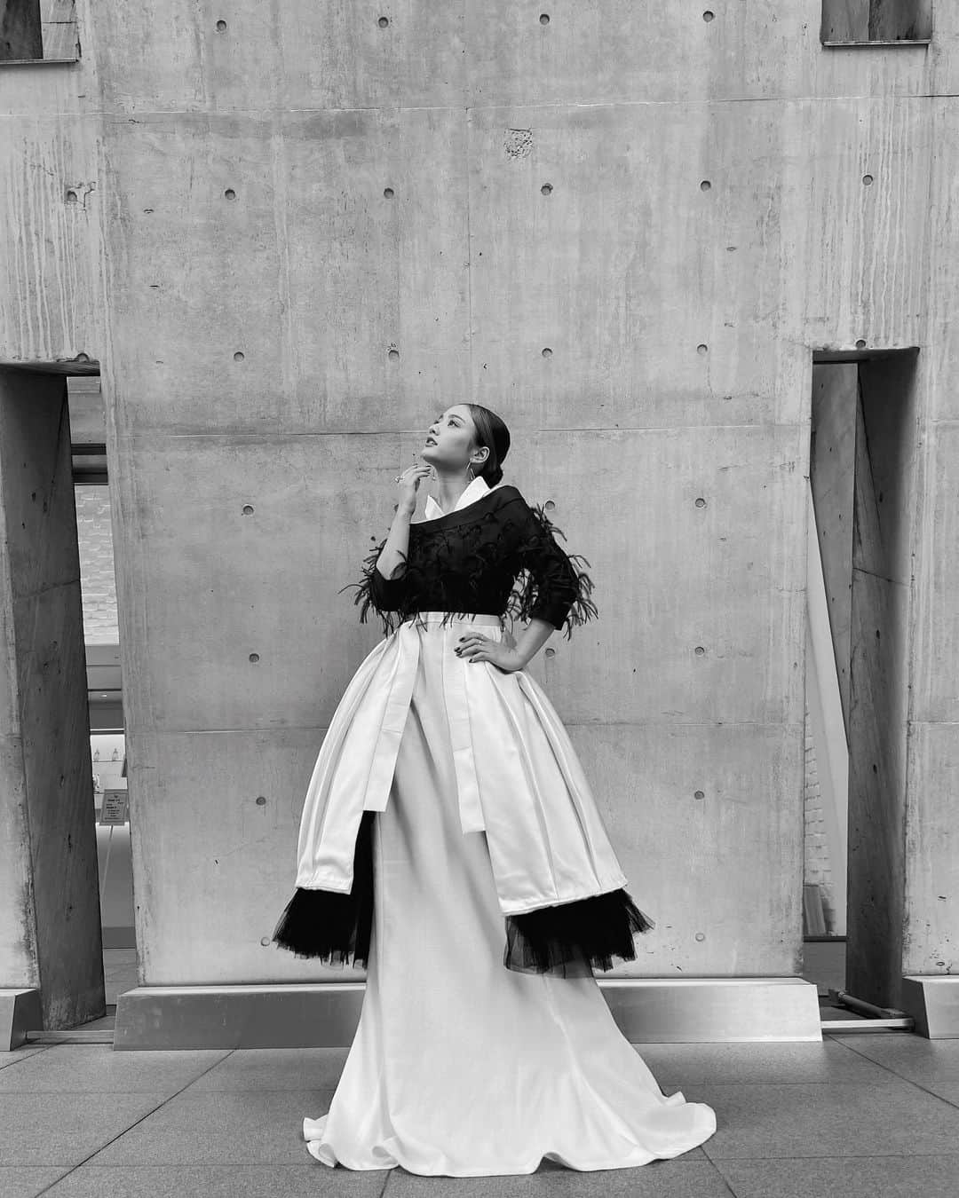 のインスタグラム：「今回のドラ恋の衣装は、スタイリストさんと思いっきりファッション楽しもう〜ってことで毎回いろいろなファッションに挑戦してます😍🥰♥️それに合わせてメイクもヘアもこだわってます！素敵なお洋服が着れて幸せです。。。🥺🥺🥺　いろいろなまりあになってます！この後もお楽しみに！ 今週もぜひみってねーん！😙  Stylist @yuuka_akaishi  Make @naya__hairmakeup  ©️Sumino   1枚目　#7 11/7OA #dress → #undercover #jewelry → #barjewellery  2枚目　#8 11/14OA #pierce #dress #shoes →  #fendi」