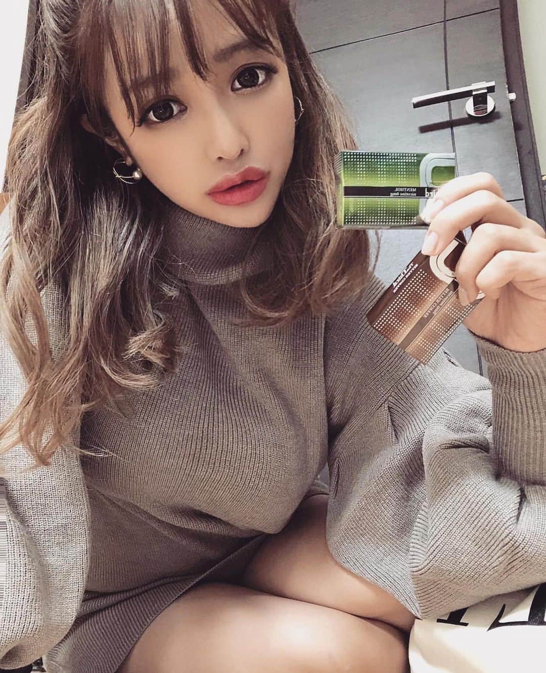 早川沙世さんのインスタグラム写真 - (早川沙世Instagram)「てか投稿が消えてた😭 だから再度投稿w  @the_third.reiwa  禁煙スタイルのニコチンの入ってない✨禁煙者用のタバコだよ✨  タバコをやめて１年以上が経ったけどお酒飲むとたまに吸いたくなるから、これに切り替えたの✨  ついでに最新iQOSまで手に入れた✨  煙も少ないし✨ザサードのお陰で次こそタバコは卒業出来た！！ﾟ+.(･∀･).+ﾟ.  喫煙したい人にはおススメ✨  着てるモノ小物にもタグつけてるぅ🤎  #PR #TheThird #ザサード #禁煙 #電子タバコ #iQOS」11月26日 18時29分 - sayo_hayakawa